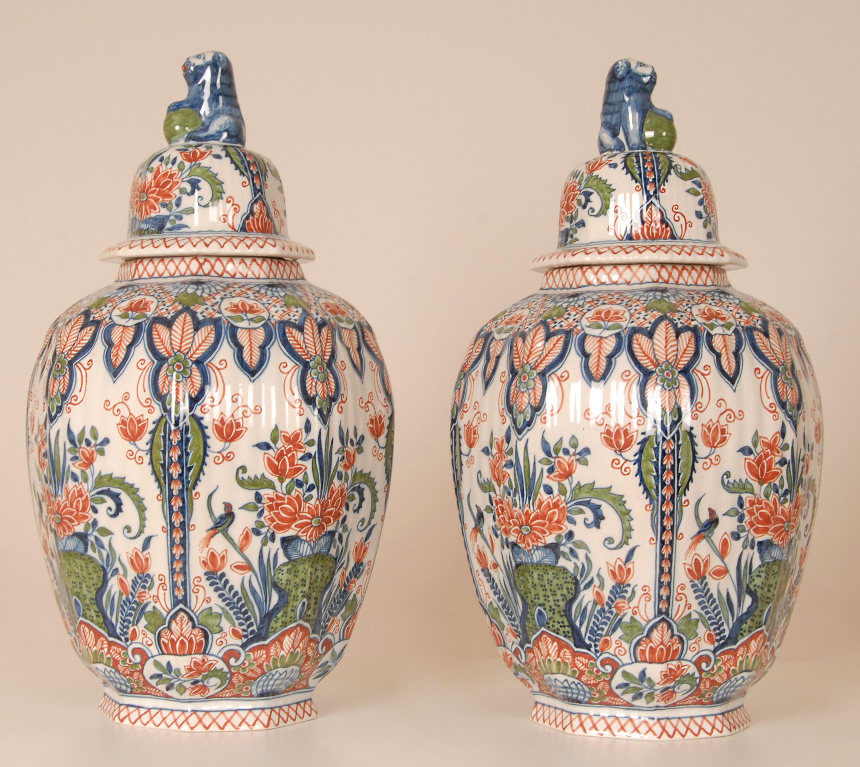 Delft Vasen Groß abgedeckt Krüge Tinglazed Keramik Polychrome Chinoiserie ein Paar (Barock) im Angebot