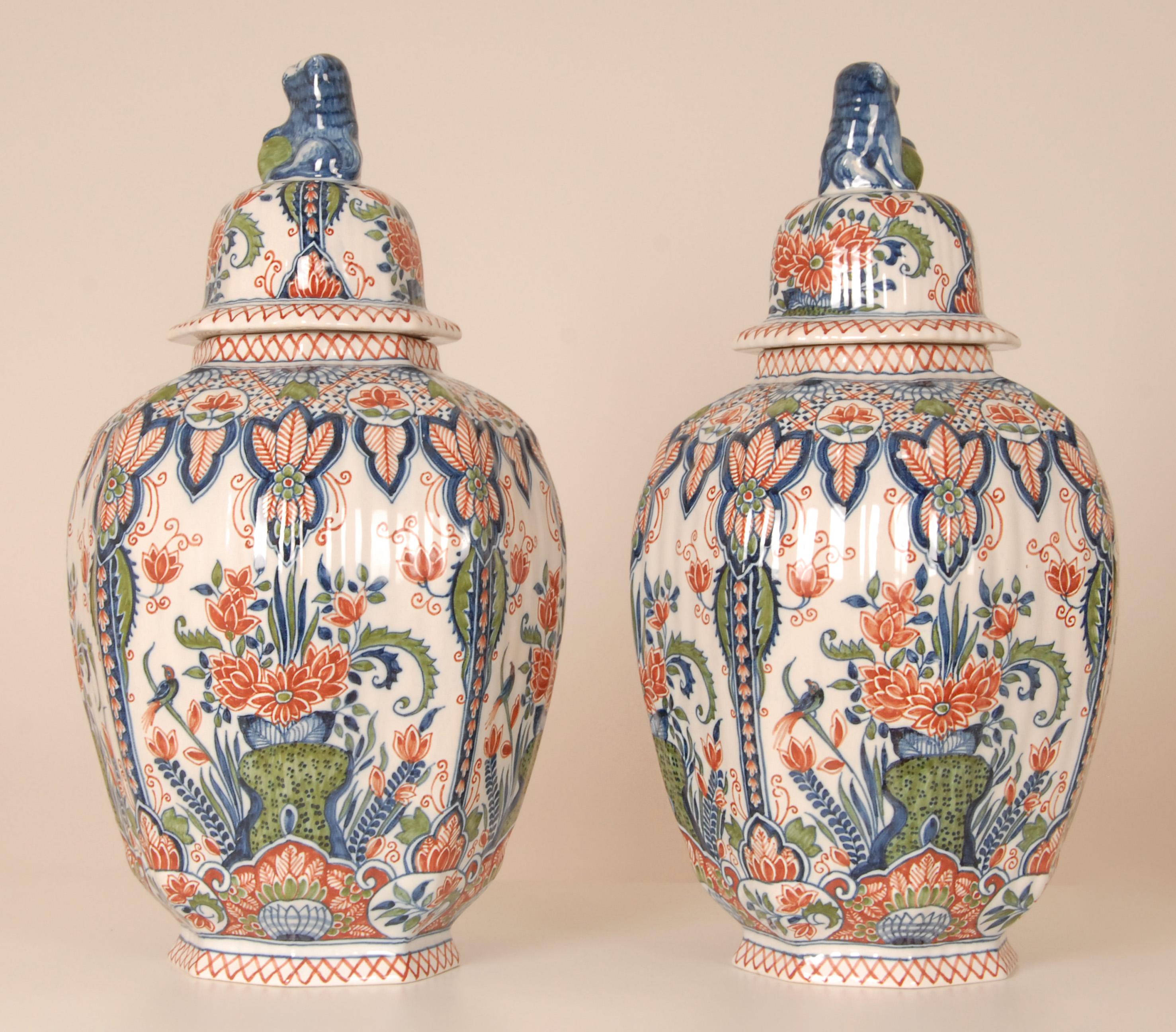 Delft Vasen Groß abgedeckt Krüge Tinglazed Keramik Polychrome Chinoiserie ein Paar (Niederländisch) im Angebot