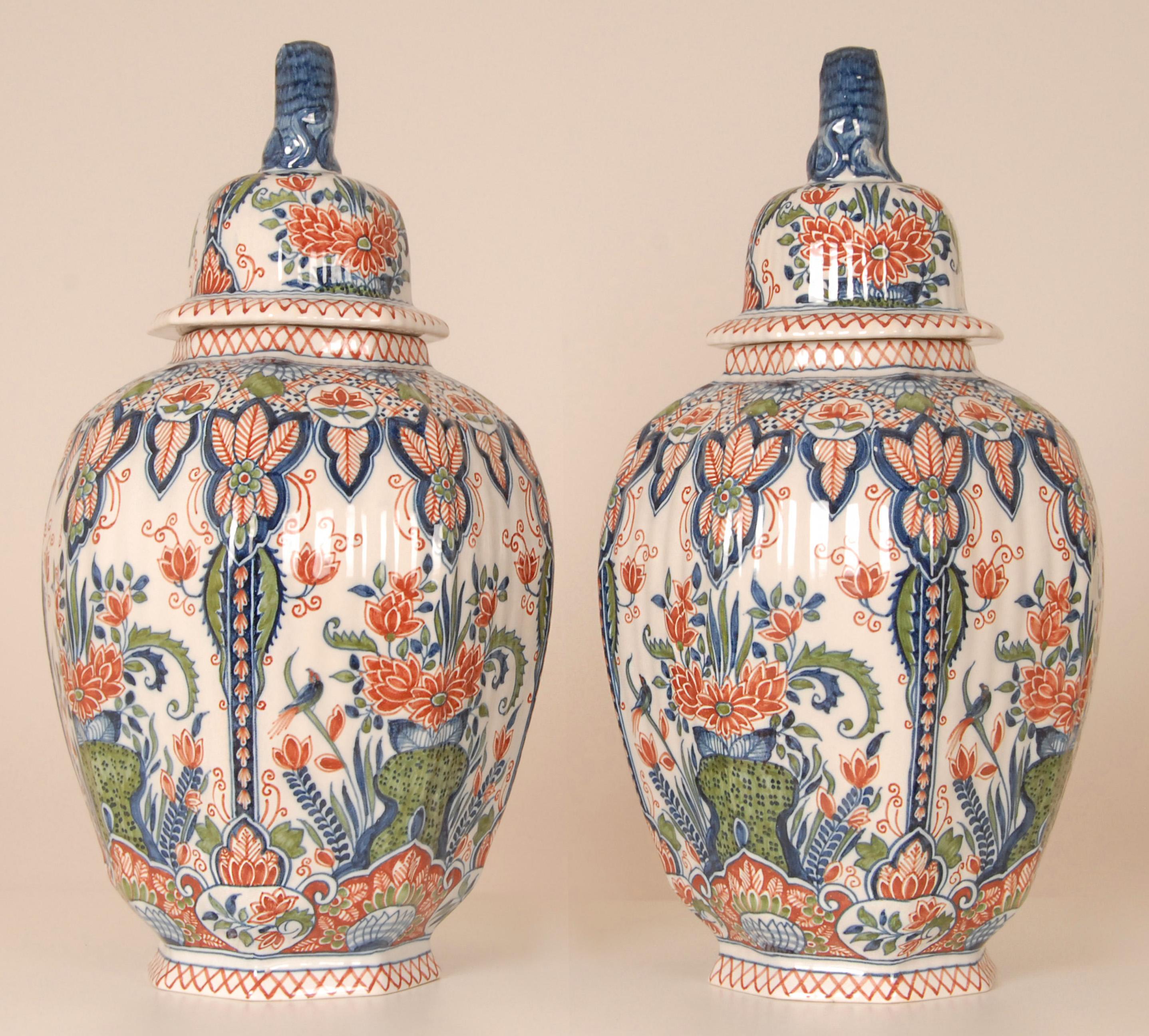 Delft Vasen Groß abgedeckt Krüge Tinglazed Keramik Polychrome Chinoiserie ein Paar (Handgefertigt) im Angebot