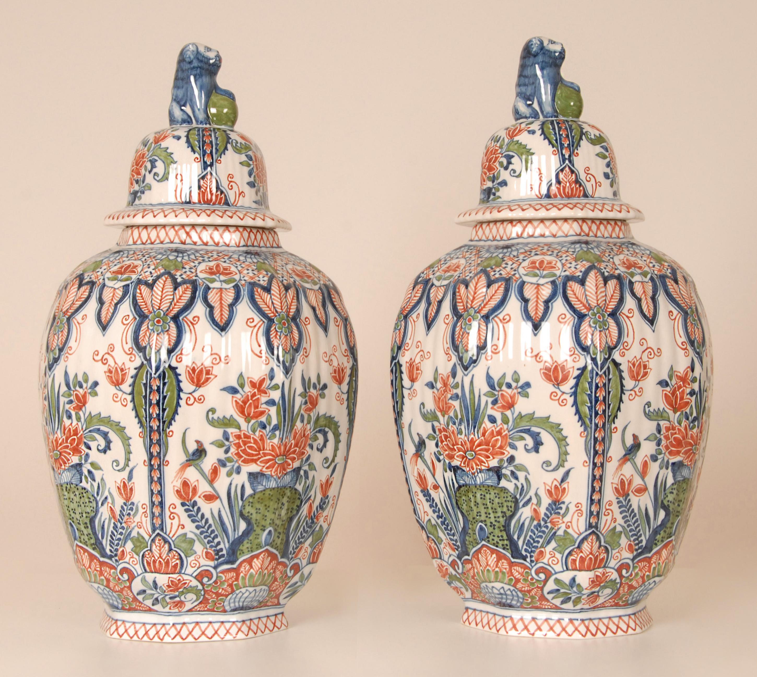 Delft Vasen Groß abgedeckt Krüge Tinglazed Keramik Polychrome Chinoiserie ein Paar im Zustand „Gut“ im Angebot in Wommelgem, VAN