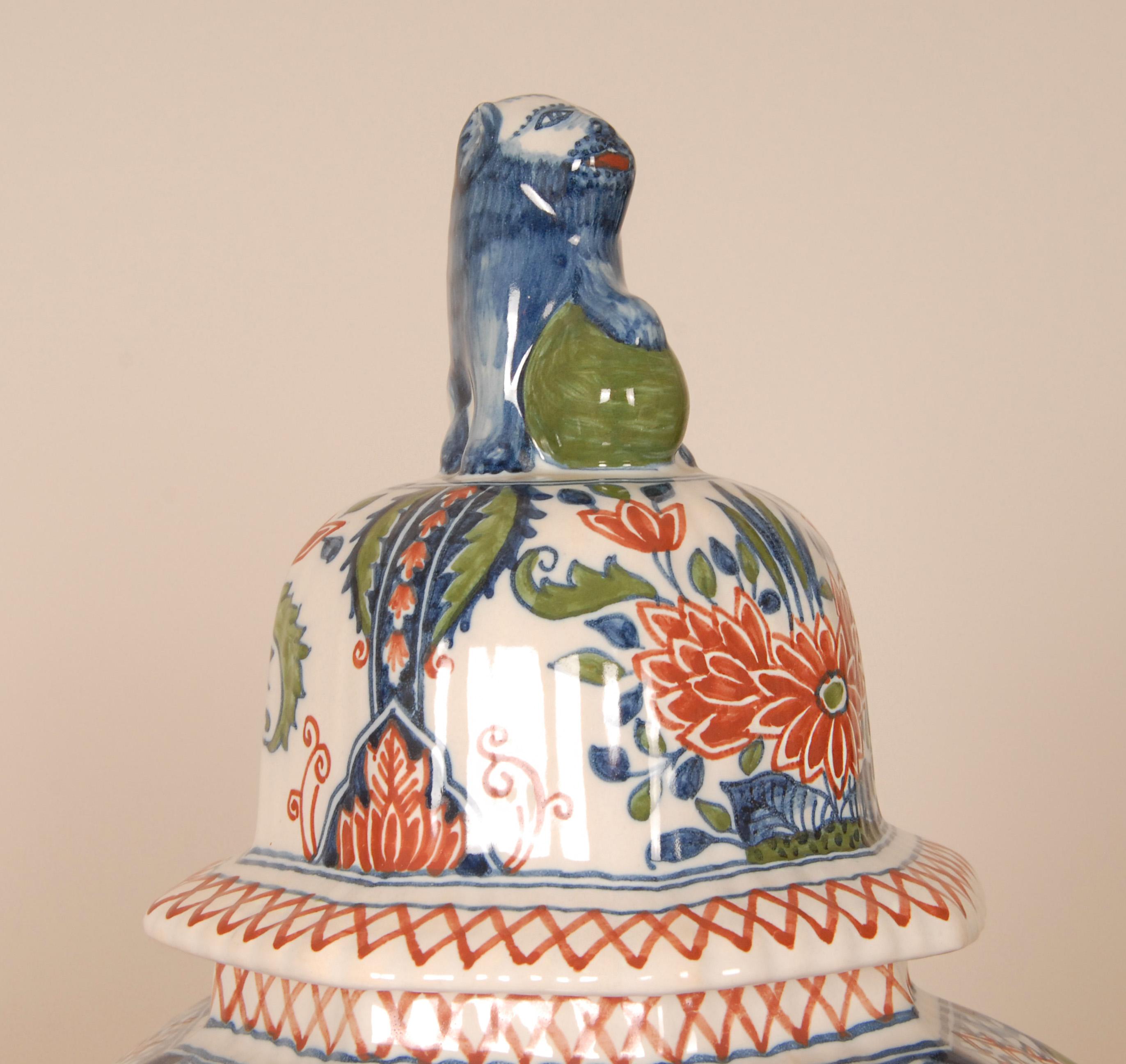 Delft Vasen Groß abgedeckt Krüge Tinglazed Keramik Polychrome Chinoiserie ein Paar (20. Jahrhundert) im Angebot