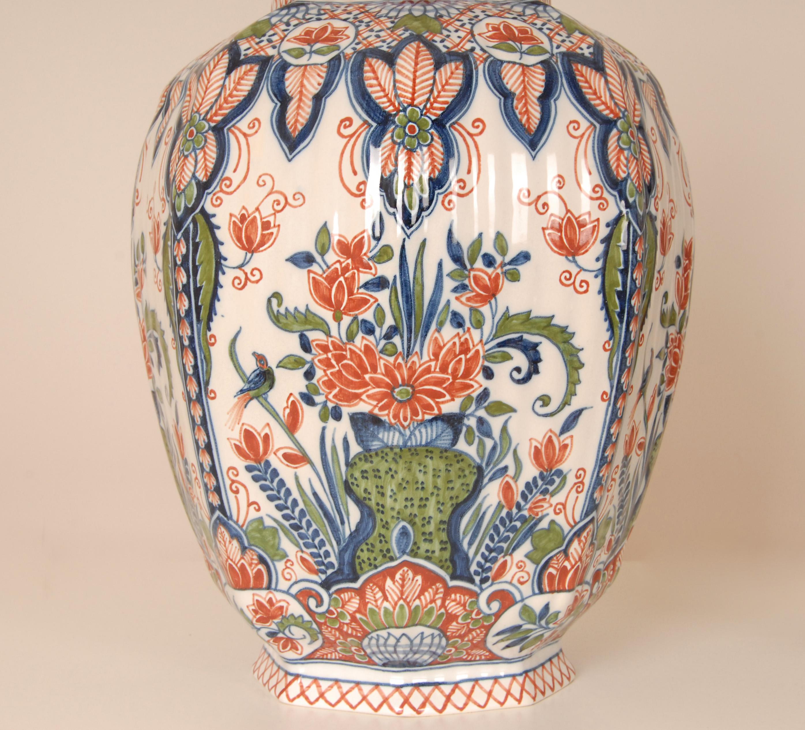 Delft Vasen Groß abgedeckt Krüge Tinglazed Keramik Polychrome Chinoiserie ein Paar (Tonware) im Angebot