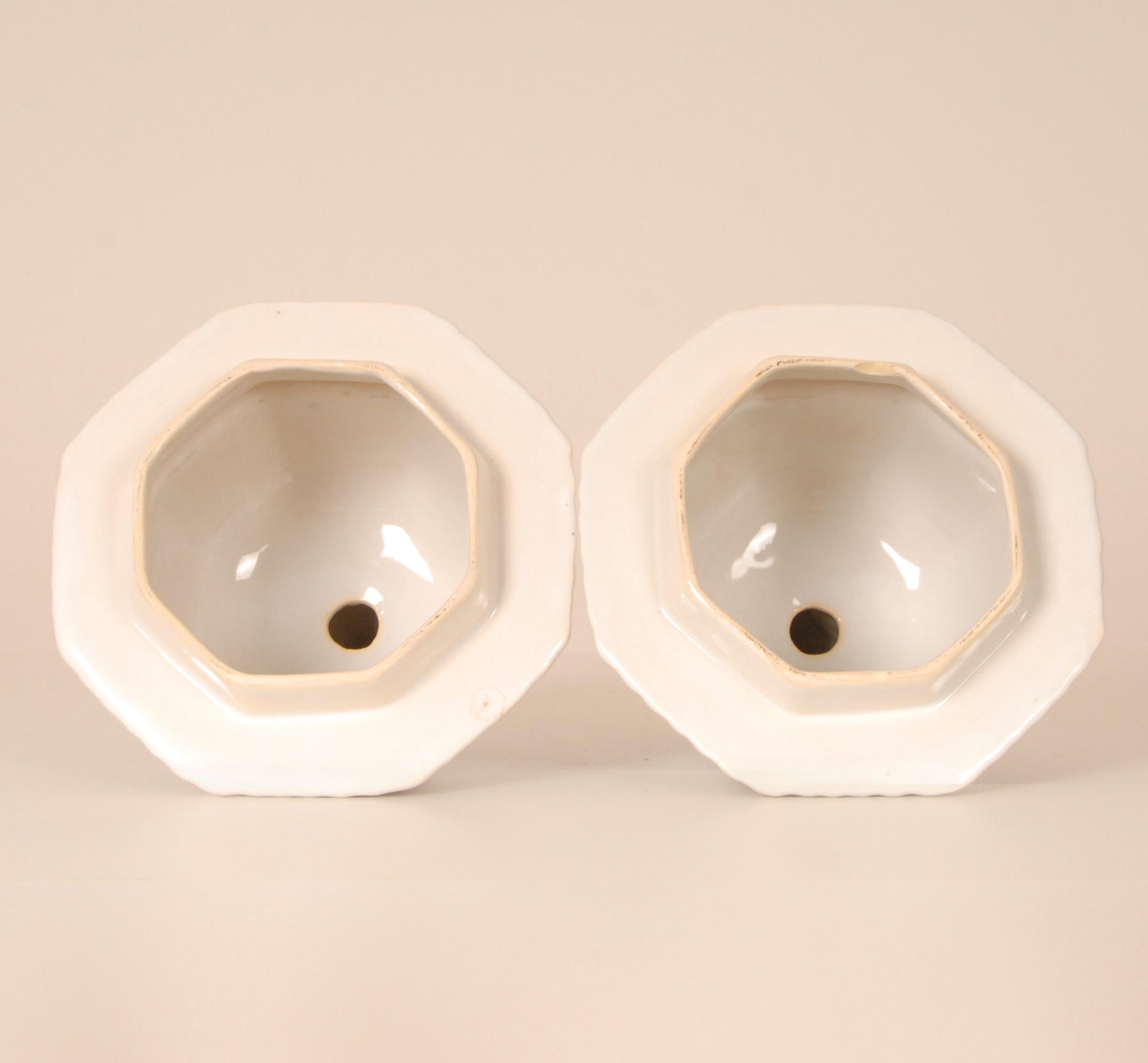 Delft Vasen Groß abgedeckt Krüge Tinglazed Keramik Polychrome Chinoiserie ein Paar im Angebot 1