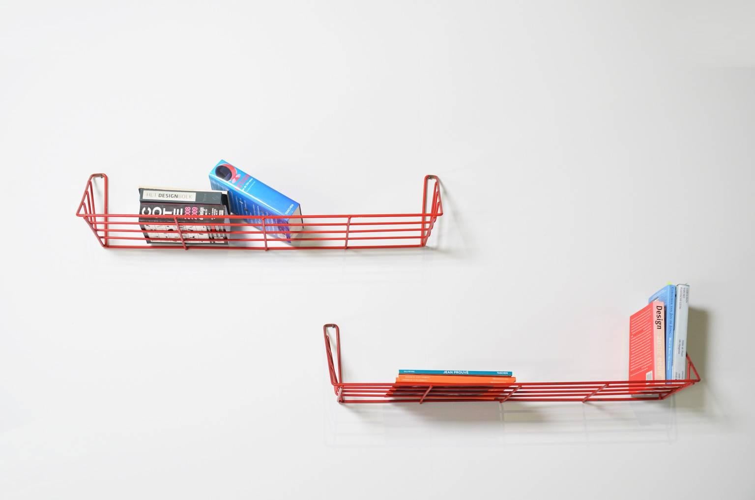 Red metal wire wall shelves by Dutch designer and Cobra co-founder Constant Nieuwenhuys for Dutch him 't Spectrum. Nieuwenhuys was a talented artist and is well known for his work as a fine artist, musician, writer and also for his visionary