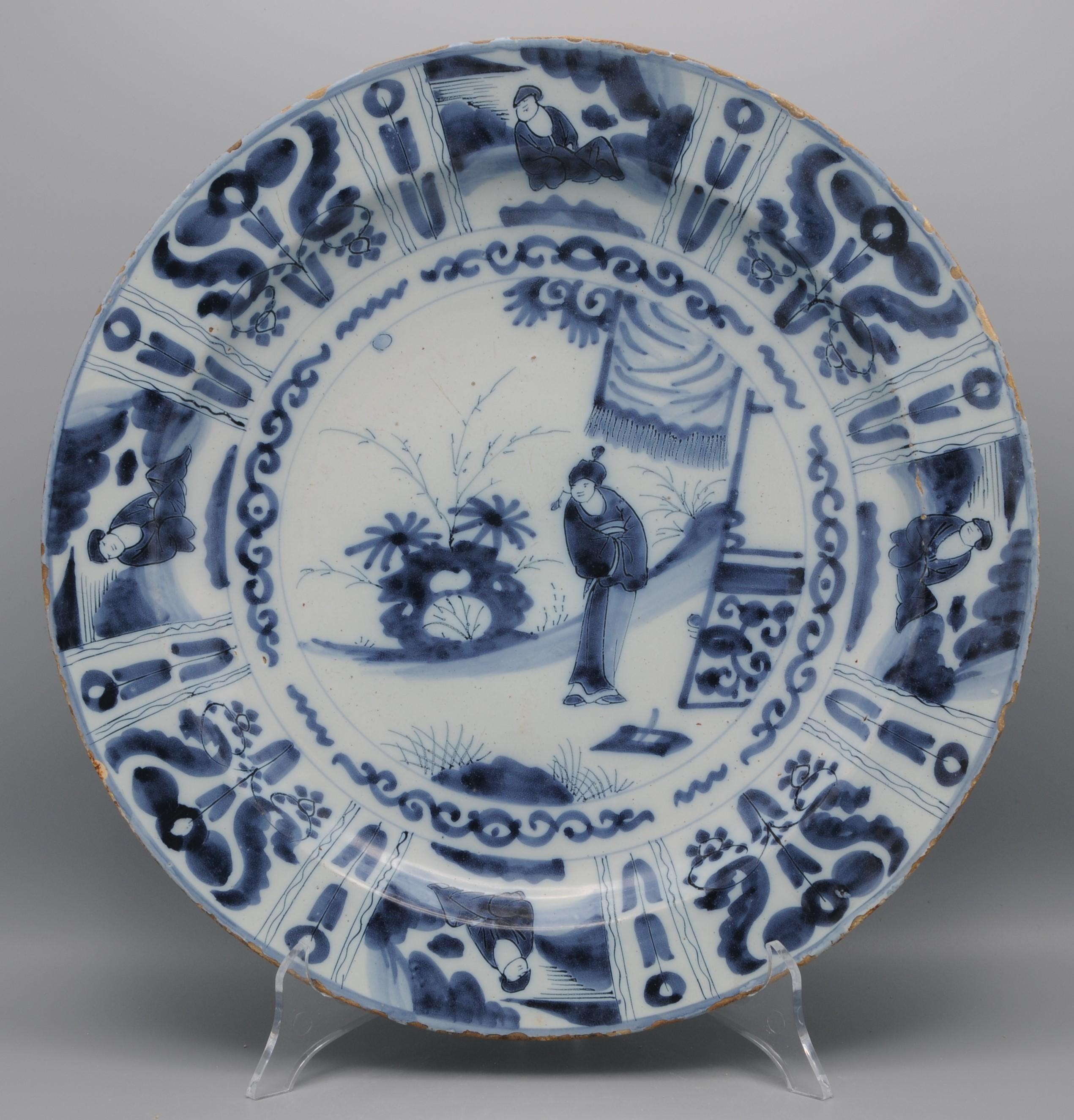 Plat en faïence bleue de la fin du 17e siècle  avec un décor 