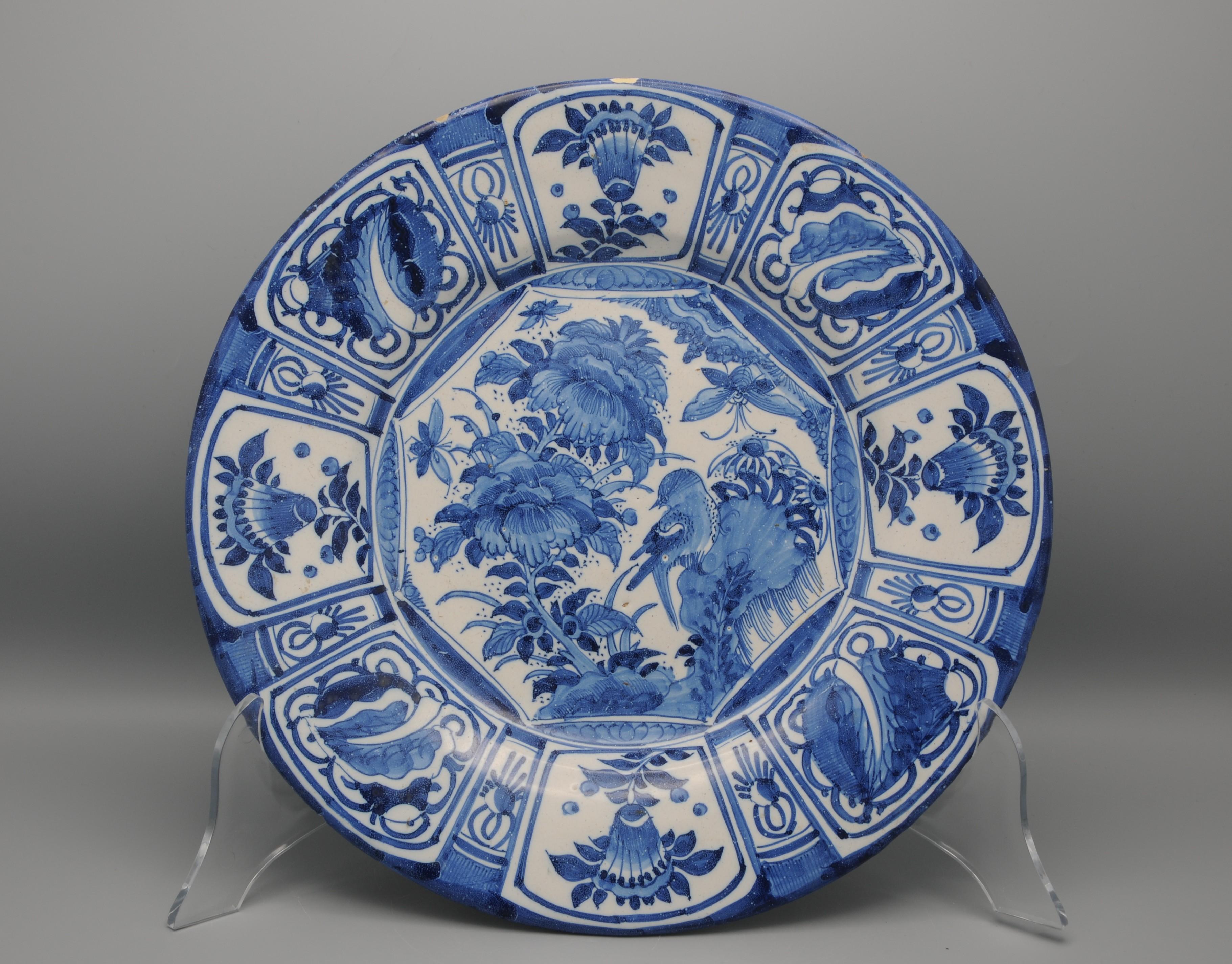 Très bon plat en faïence bleue de la fin du XVIIe siècle  avec un décor 