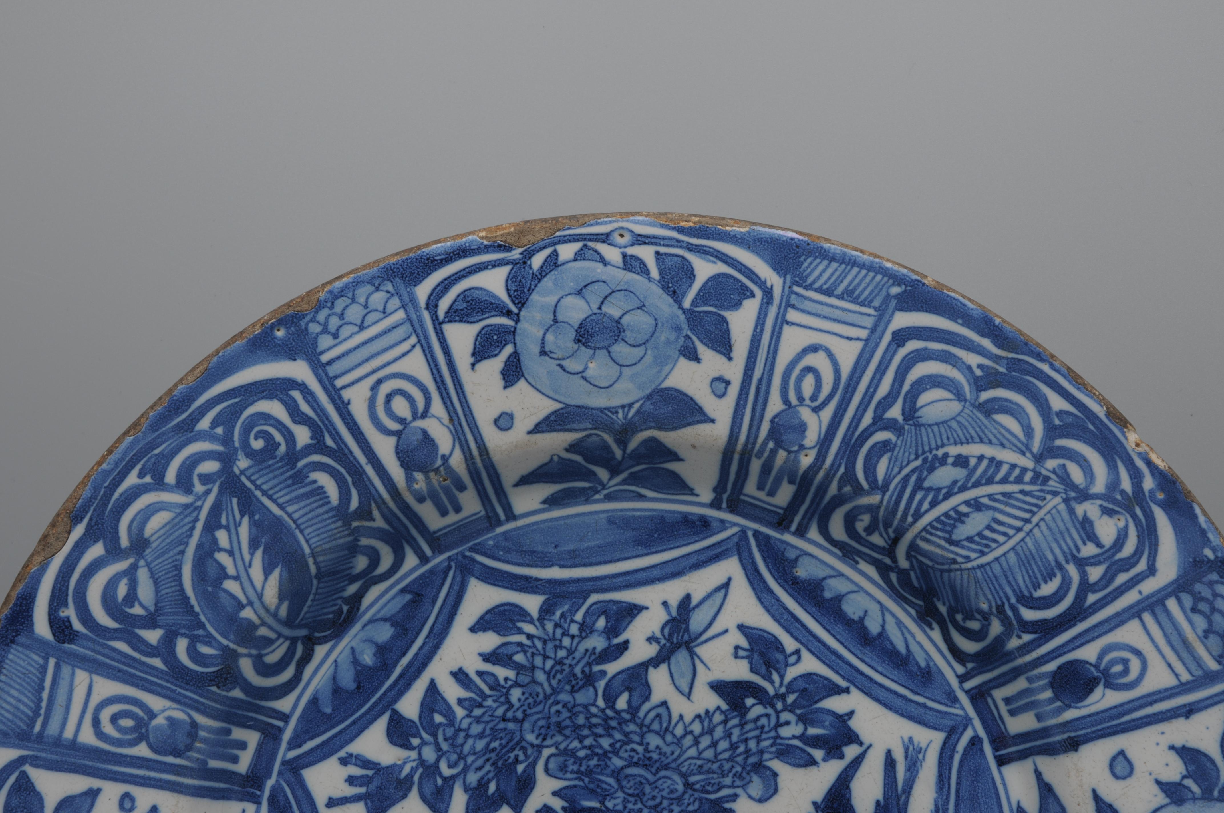 Dutch Delft - Wanli style 'Kraak' Charger - 17th century For Sale
