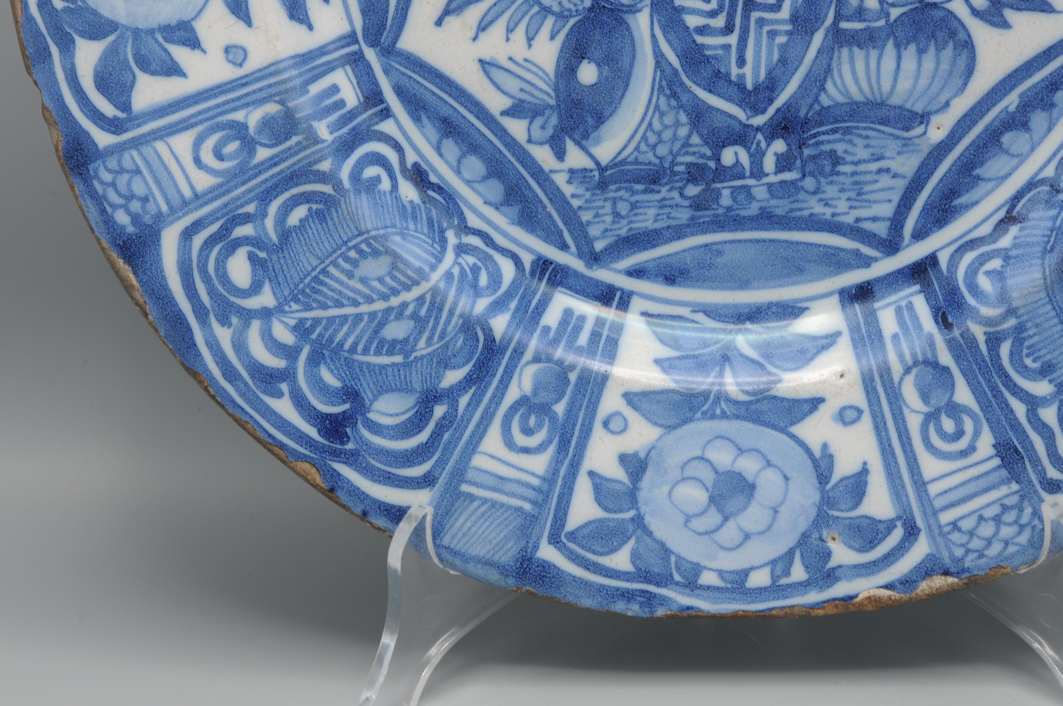 Delft - Wanli style 'Kraak' Charger - 17th century In Good Condition For Sale In DELFT, NL