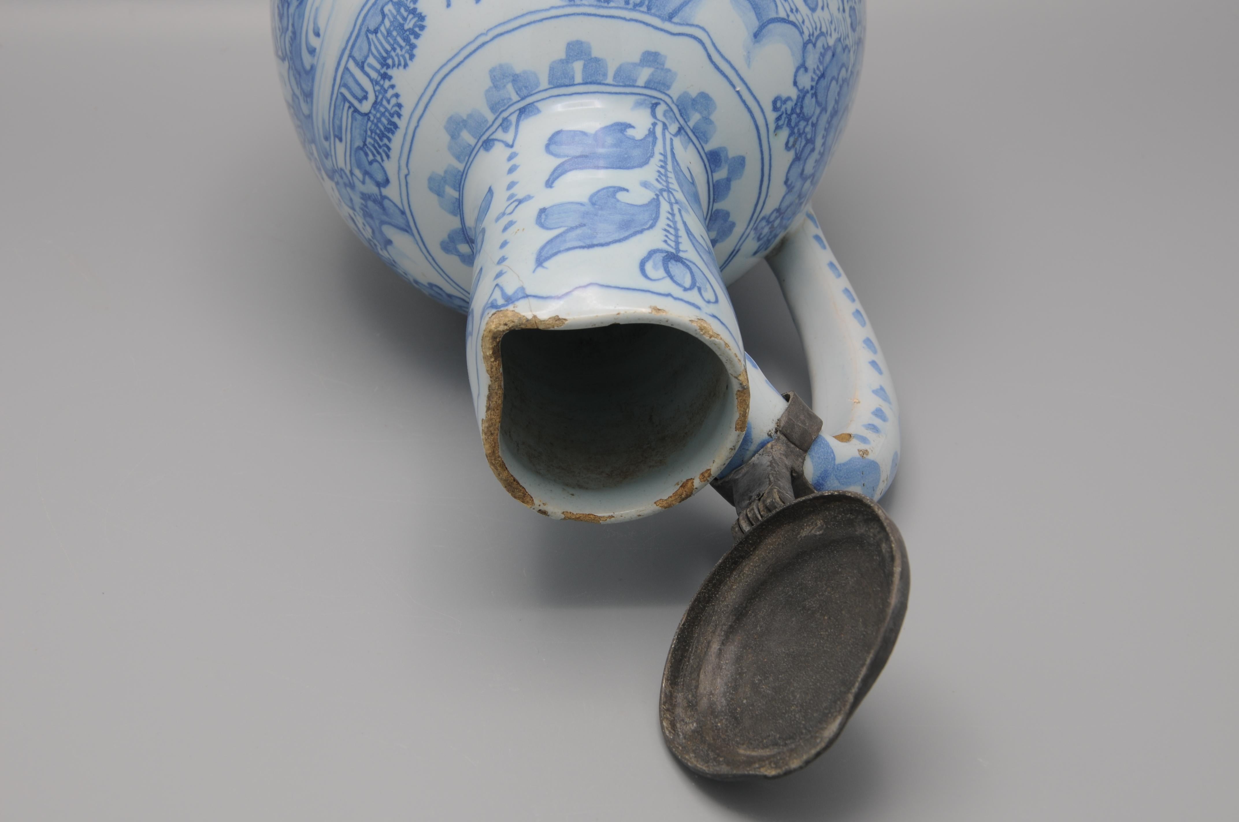 Poterie Delft - Pichet de style Wanli à décor de chinoiseries, seconde moitié du XVIIe siècle en vente