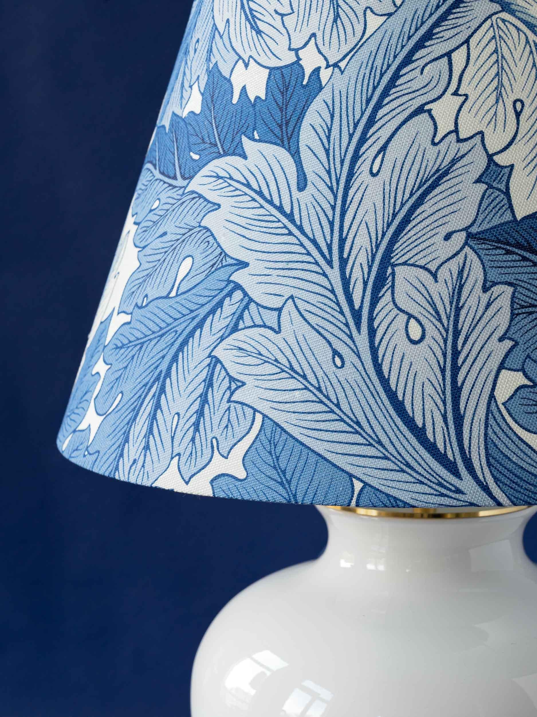 Lampada da tavolo Delft bianca, William Morris Arts & Crafts, paralume in acanto in vendita 2