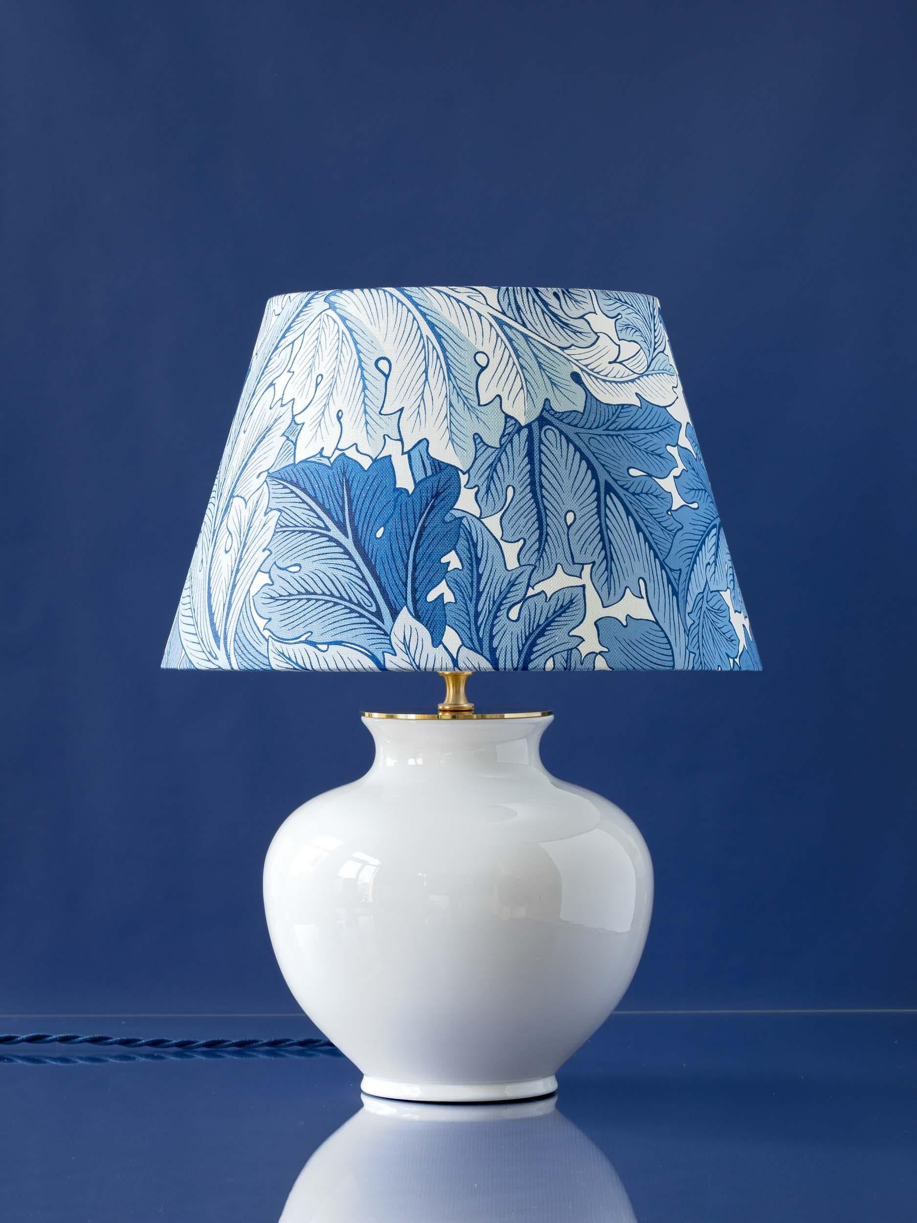 Squisitamente realizzata a mano da Amitābha Studio ad Amsterdam a partire da un vaso vintage di Velsen, Delft White (Delfts Wit), Acanthus è una splendida aggiunta alla nostra serie di lampade da tavolo uniche in bianco e blu. La base della lampada,
