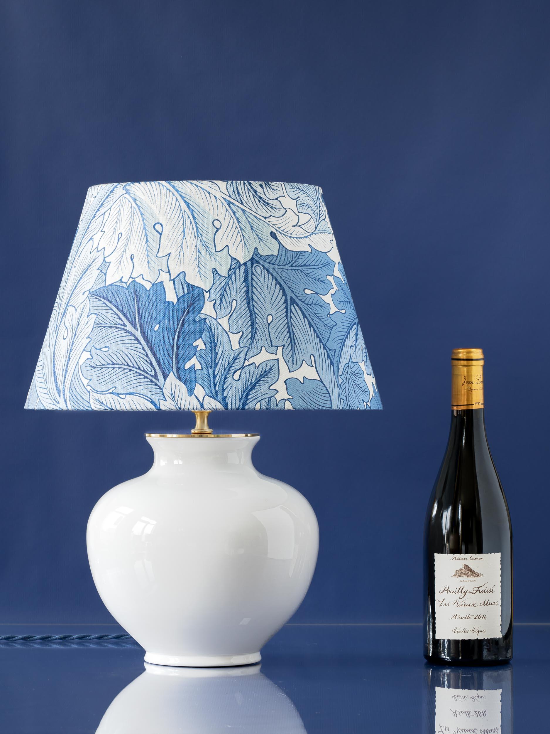 Arts and Crafts Lampada da tavolo Delft bianca, William Morris Arts & Crafts, paralume in acanto in vendita