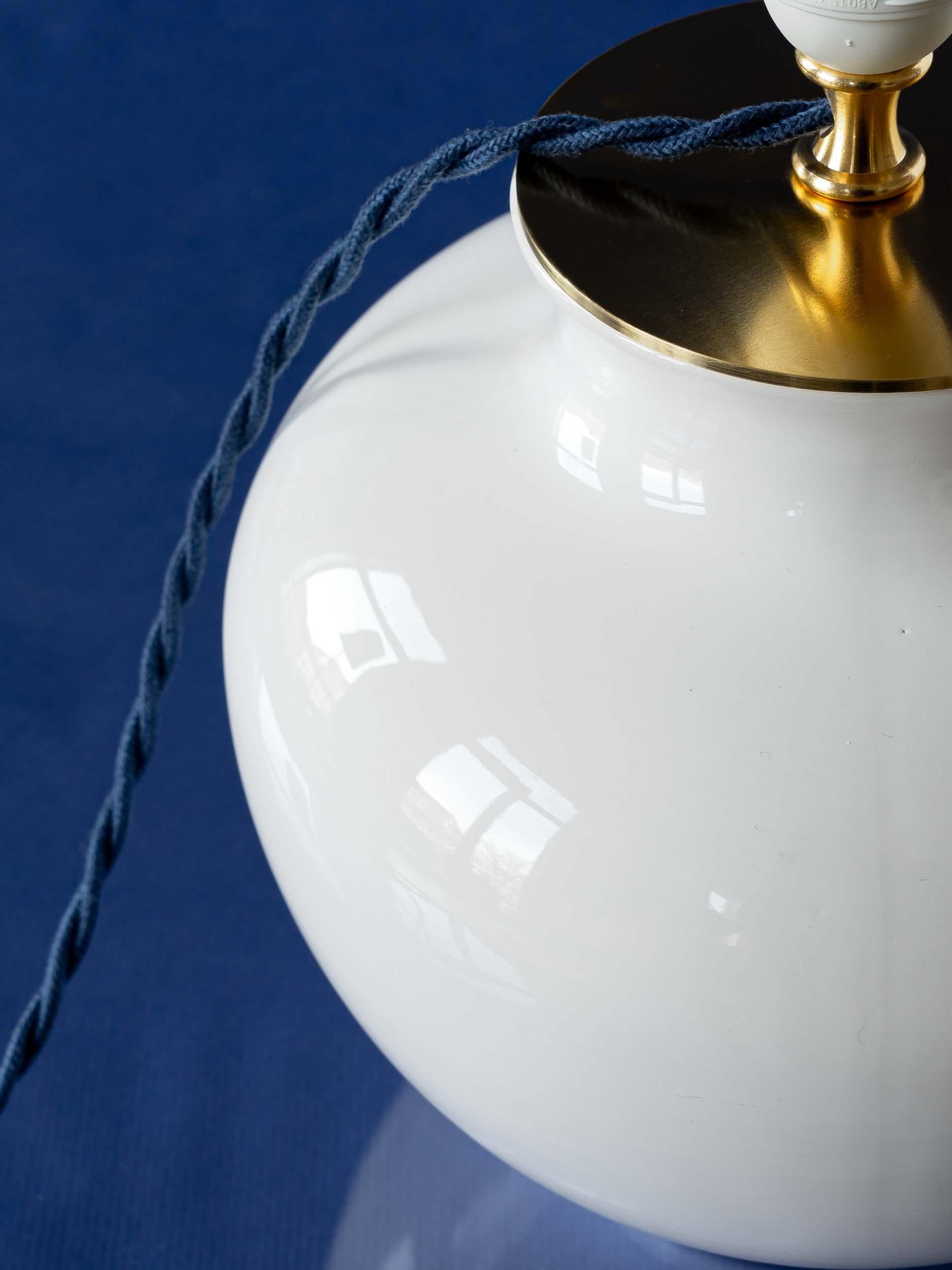 Olandese Lampada da tavolo Delft bianca, William Morris Arts & Crafts, paralume in acanto in vendita