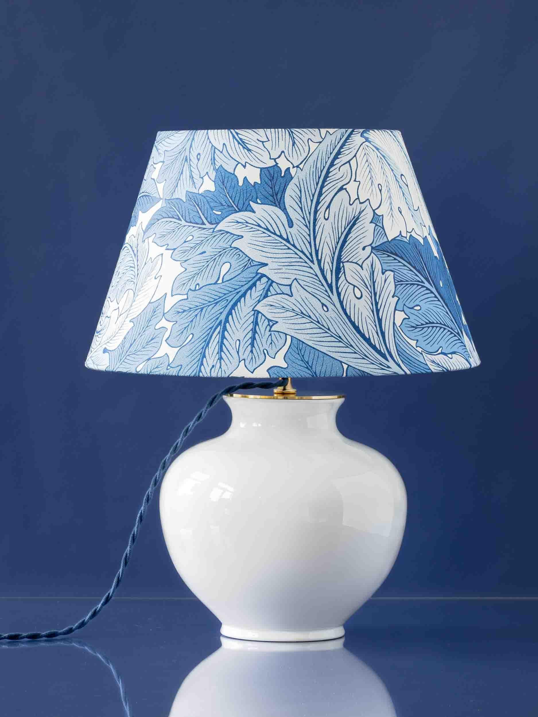 Lampada da tavolo Delft bianca, William Morris Arts & Crafts, paralume in acanto In condizioni buone in vendita a AMSTERDAM, NL