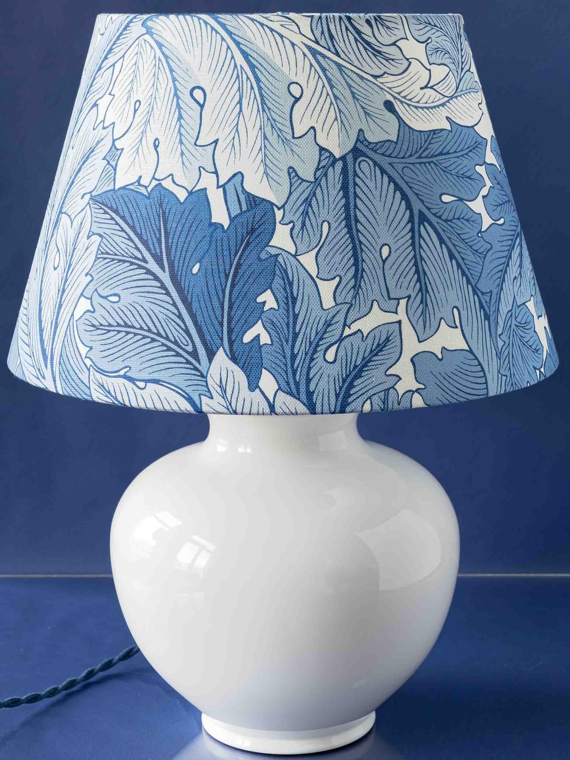 XX secolo Lampada da tavolo Delft bianca, William Morris Arts & Crafts, paralume in acanto in vendita