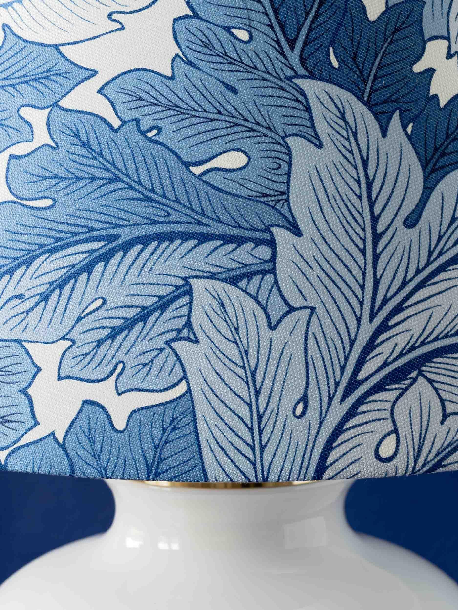 Lampada da tavolo Delft bianca, William Morris Arts & Crafts, paralume in acanto in vendita 1