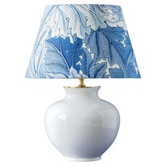 Lampada da tavolo Delft bianca, William Morris Arts & Crafts, paralume in acanto