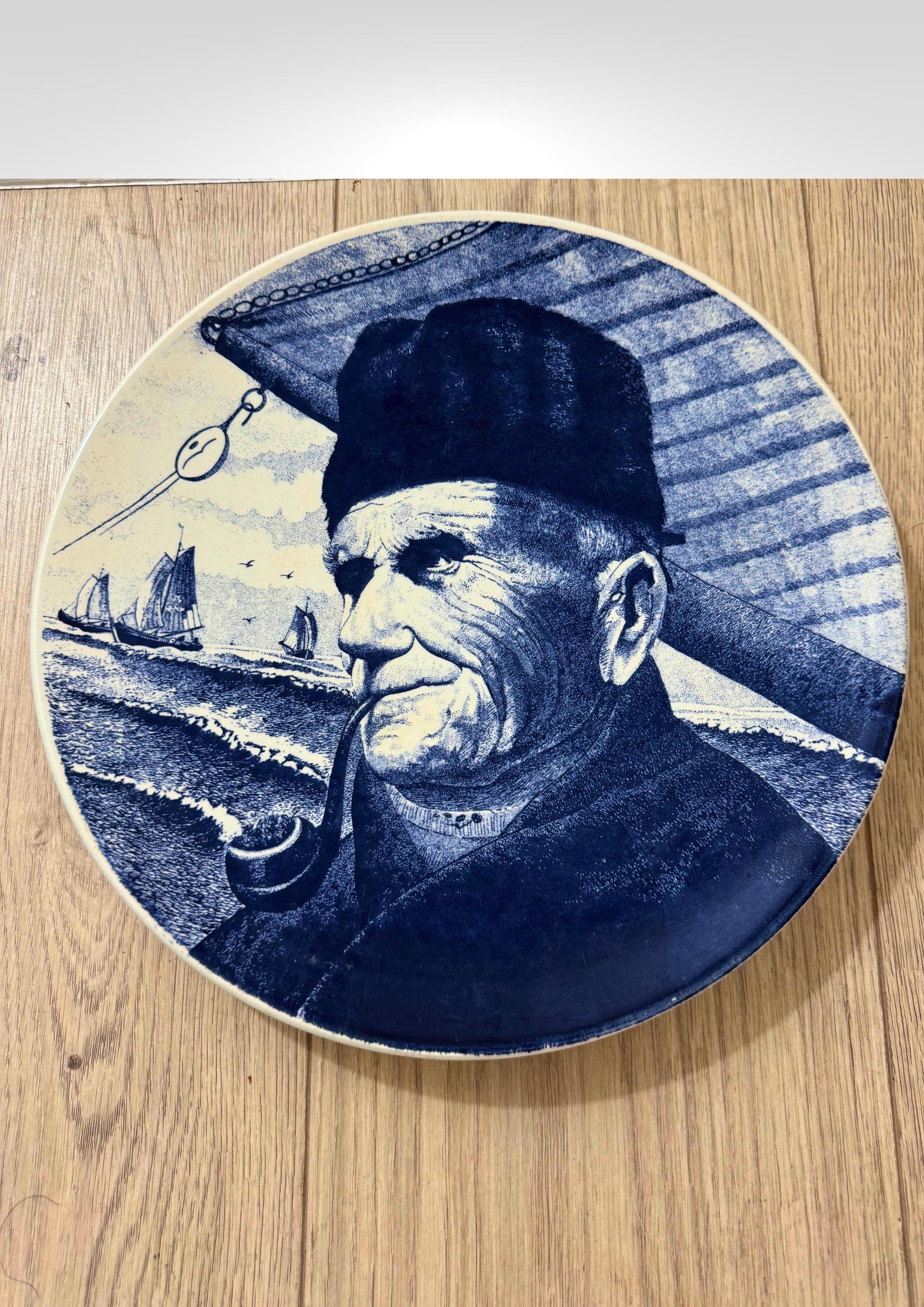 Großes Porzellan-Wandgeschirr von Delfts Blauw Holland, ca. Ende der 1960er Jahre.
Zeigt einen alten Teer, der Pfeife raucht und auf das Meer hinausschaut.
In sehr gutem Zustand.

