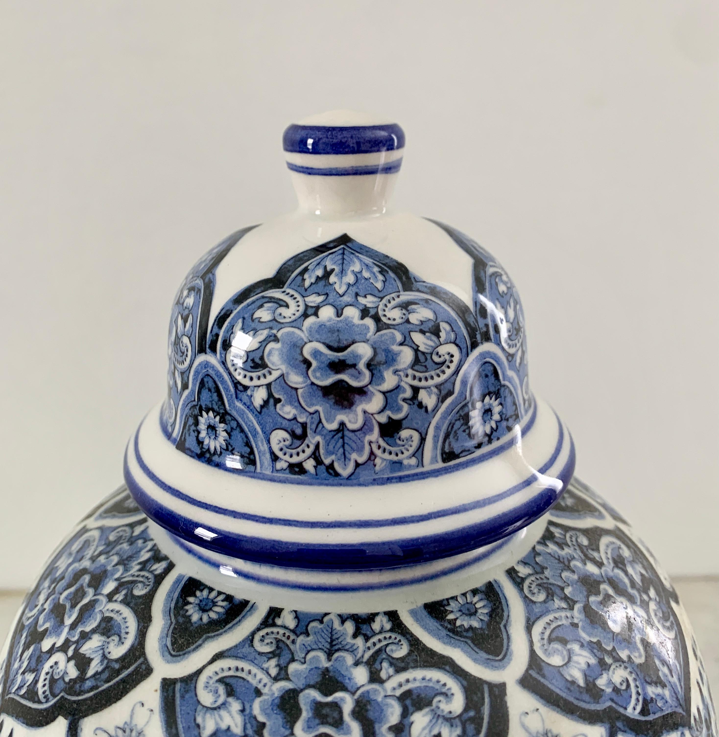 A beautiful Delft chinoiserie style blue and white porcelain covered ginger jar or temple jar.

By Ardalt Blue Delfia

Italy, Mid-20th Century

Measures: 5.25