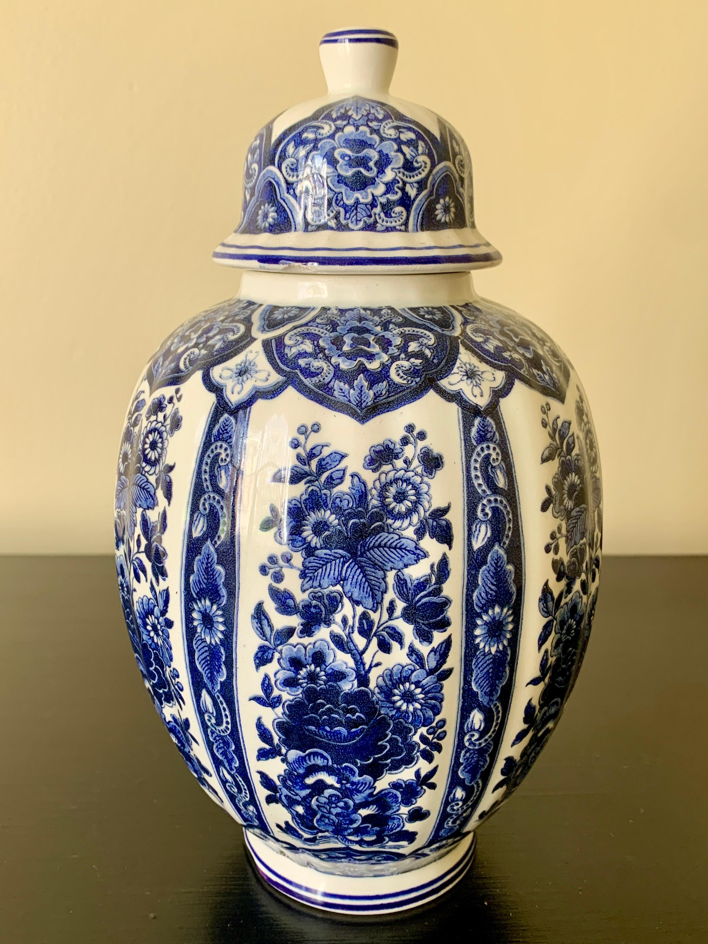 A beautiful Delft Chinoiserie style blue and white porcelain covered ginger jar or temple jar

By Ardalt Blue Delfia

Italy, Mid-20th Century

Measures: 5.25ʺW × 5.25ʺD × 9.5ʺH.

Good vintage condition. Small chips to lid and one repaired crack to