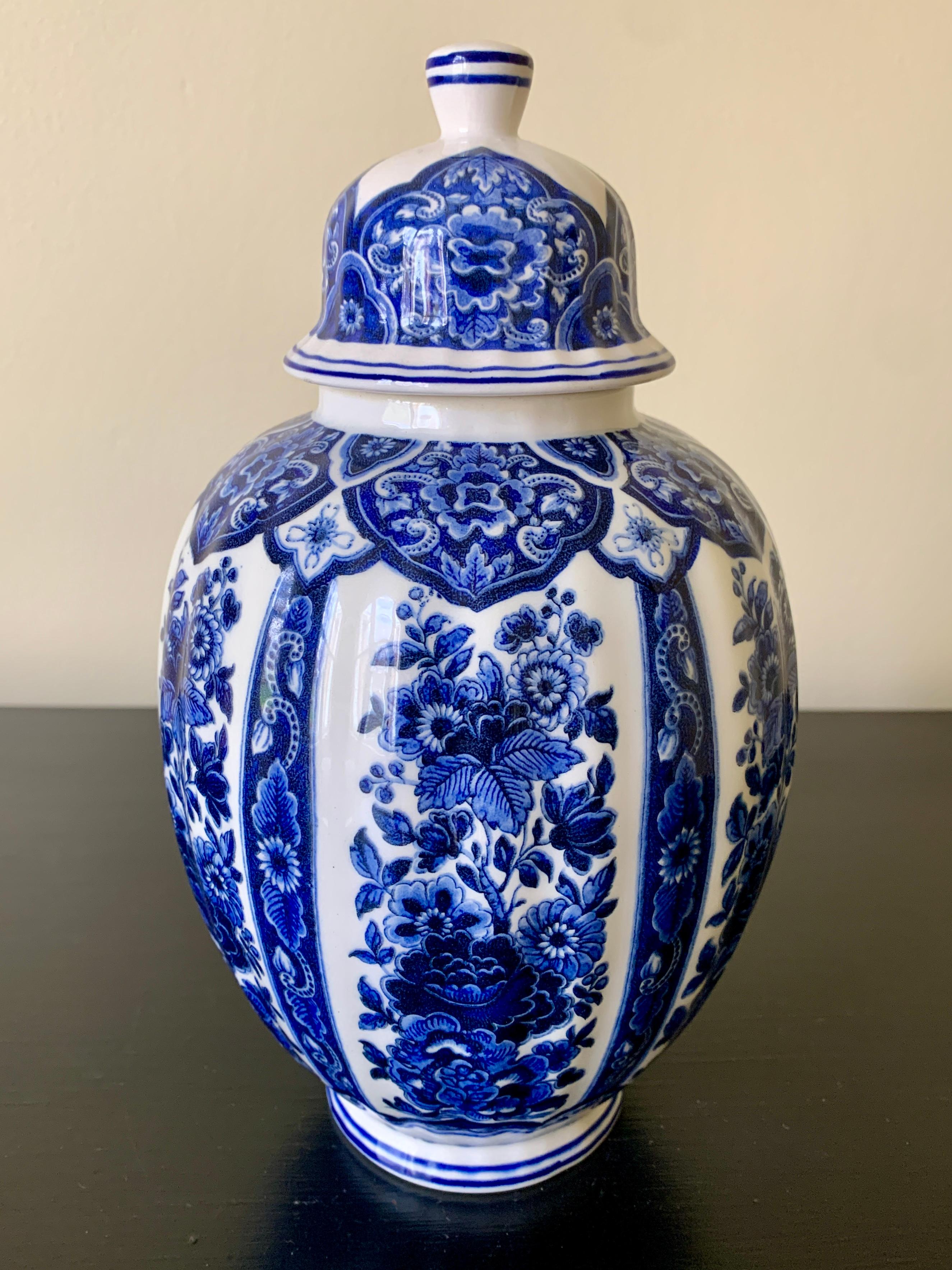Ein schönes Delft Chinoiserie-Stil blau und weiß Porzellan bedeckt Ingwer Glas oder Tempel-Glas

Von Ardalt Blue Delfia

Italien, Mitte des 20. Jahrhunderts

Maße: 5,25ʺB × 5,25ʺT × 9,5ʺH.

In sehr gutem Vintage-Zustand.