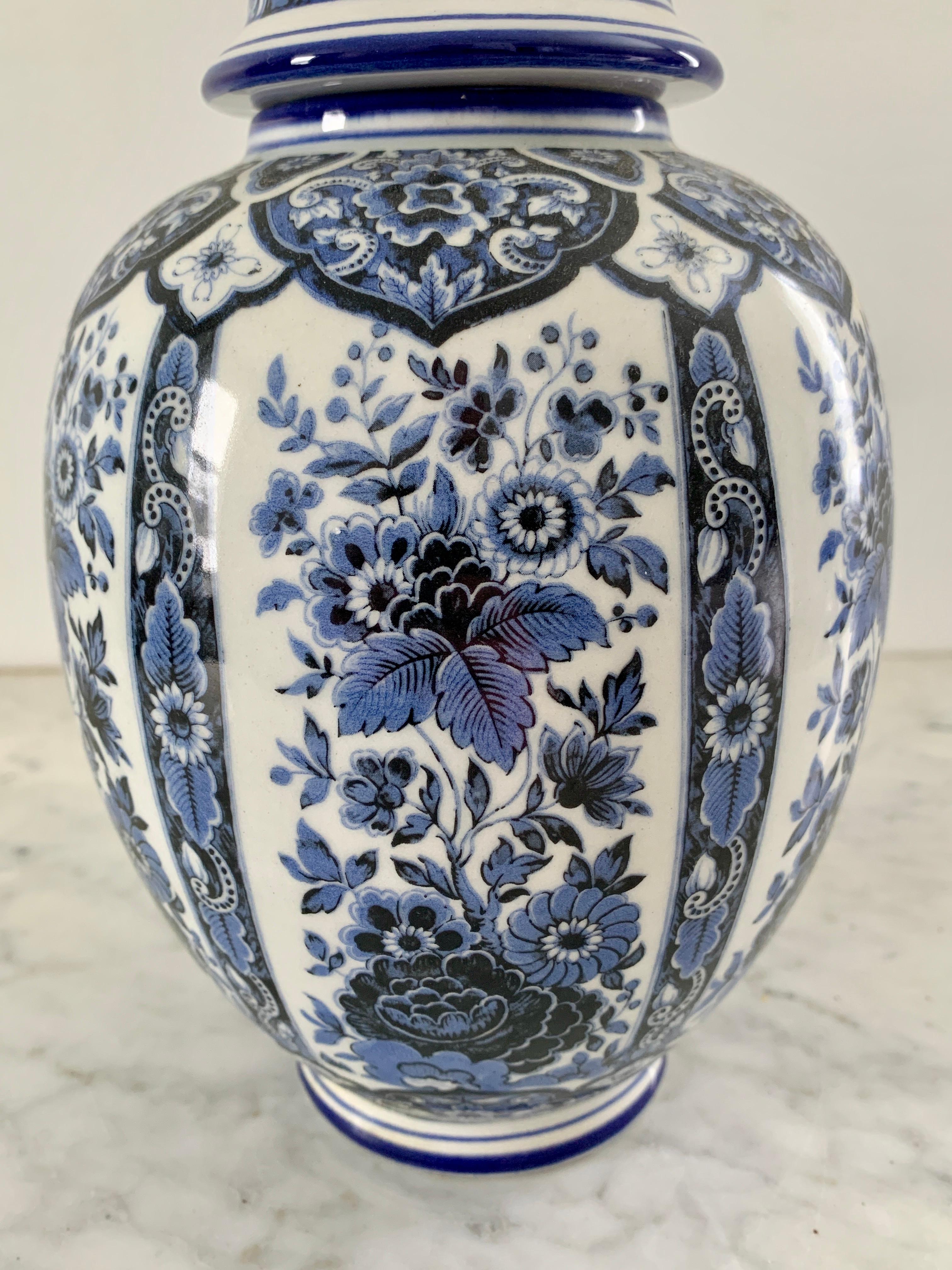 Chinoiseries Pot à gingembre en porcelaine de Delfts bleu et blanc de style chinoiseries par Ardalt Blue Delfia en vente