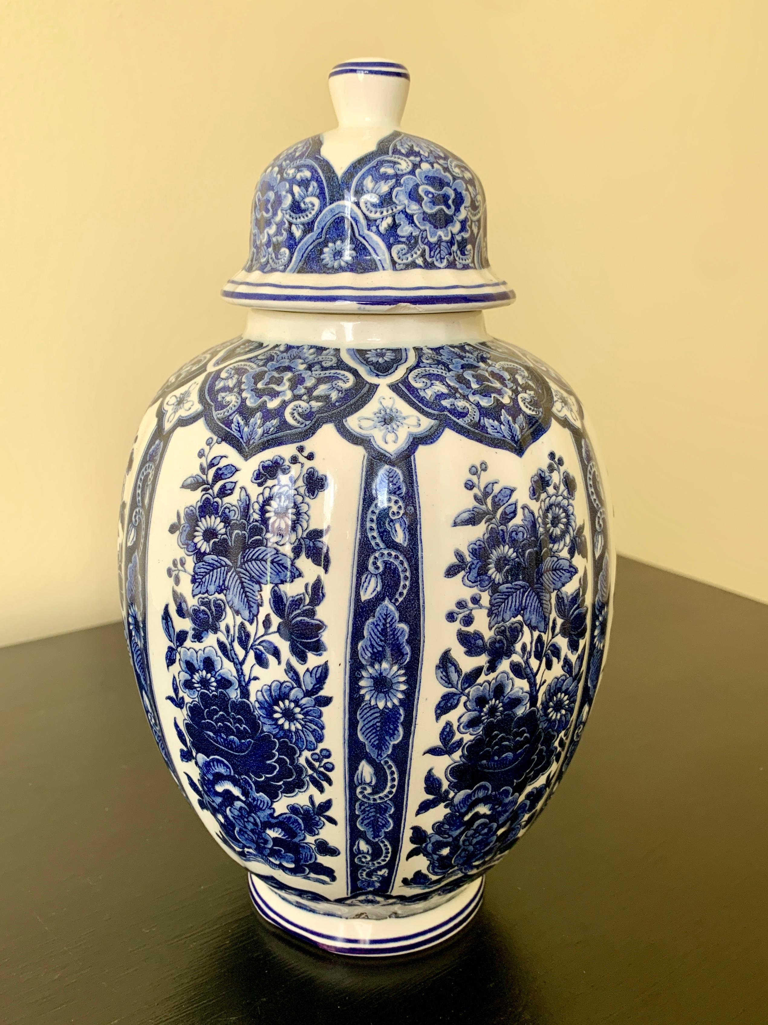 italien Pot à gingembre en porcelaine de Delfts bleu et blanc de style chinoiseries par Ardalt Blue Delfia en vente