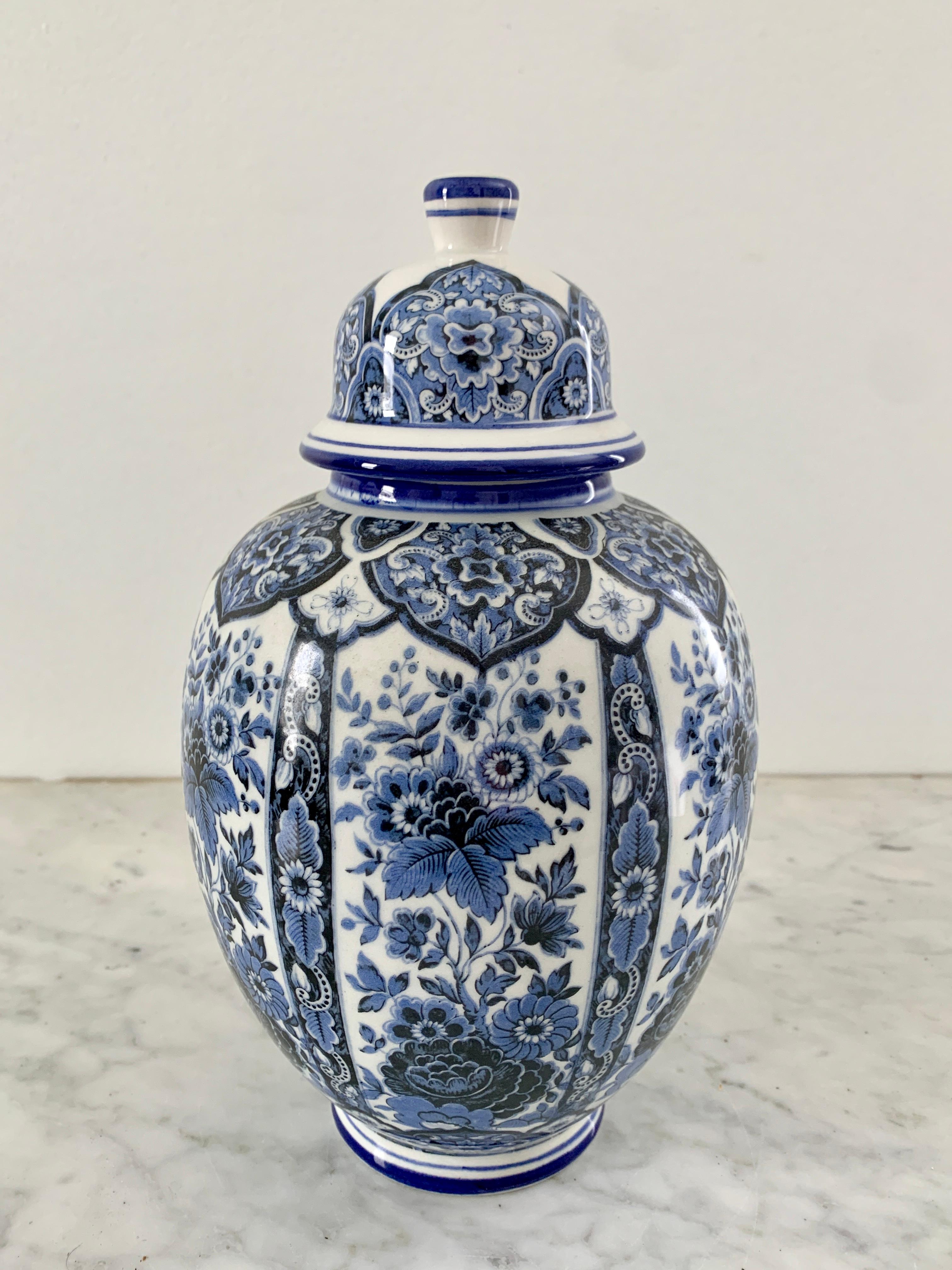 Delfts Blue and White Chinoiserie Porcelain Ginger Jar by Ardalt Blue Delfia In Good Condition For Sale In Elkhart, IN