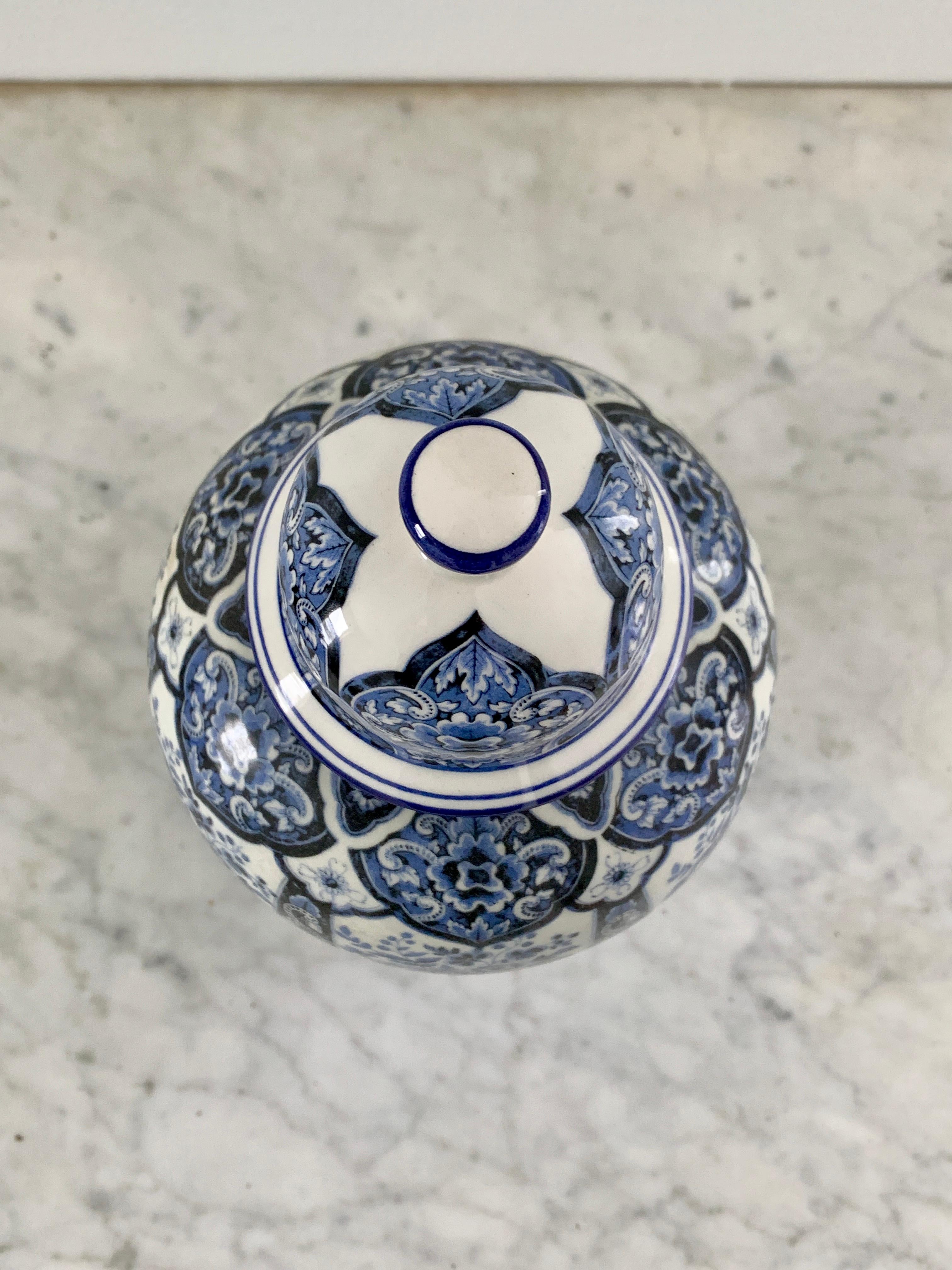 Delfter Blaues und weißes Chinoiserie-Porzellan-Geschirrglas von Ardalt Delfia (20. Jahrhundert) im Angebot