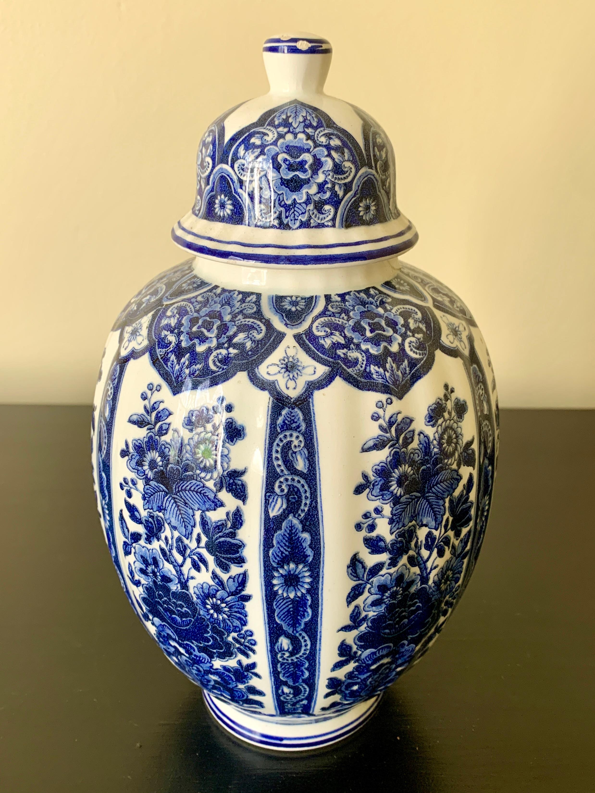 20ième siècle Pot à gingembre en porcelaine de Delfts bleu et blanc de style chinoiseries par Ardalt Blue Delfia en vente