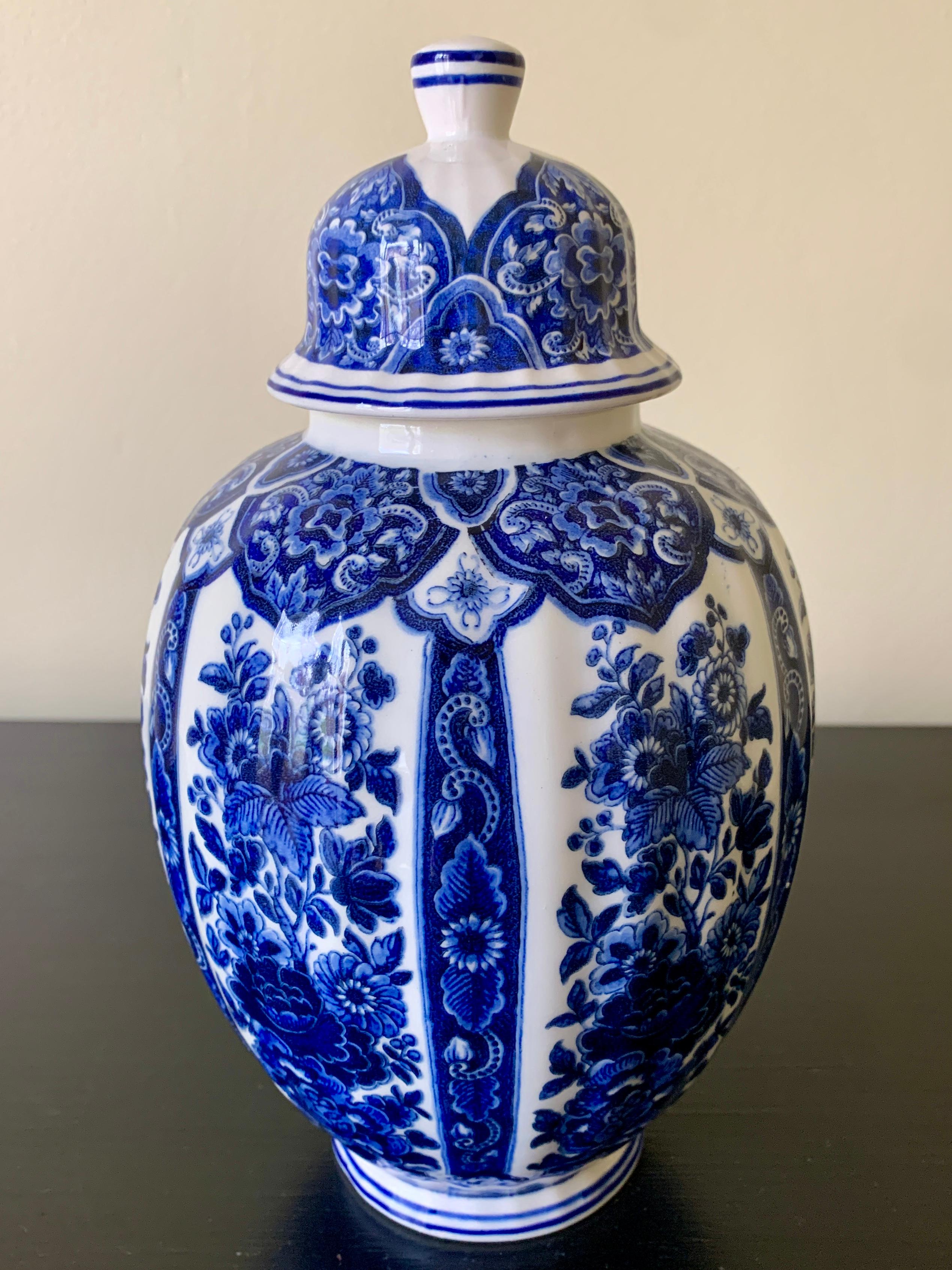20ième siècle Pot à gingembre en porcelaine de Delfts bleu et blanc de style chinoiseries par Ardalt Blue Delfia en vente