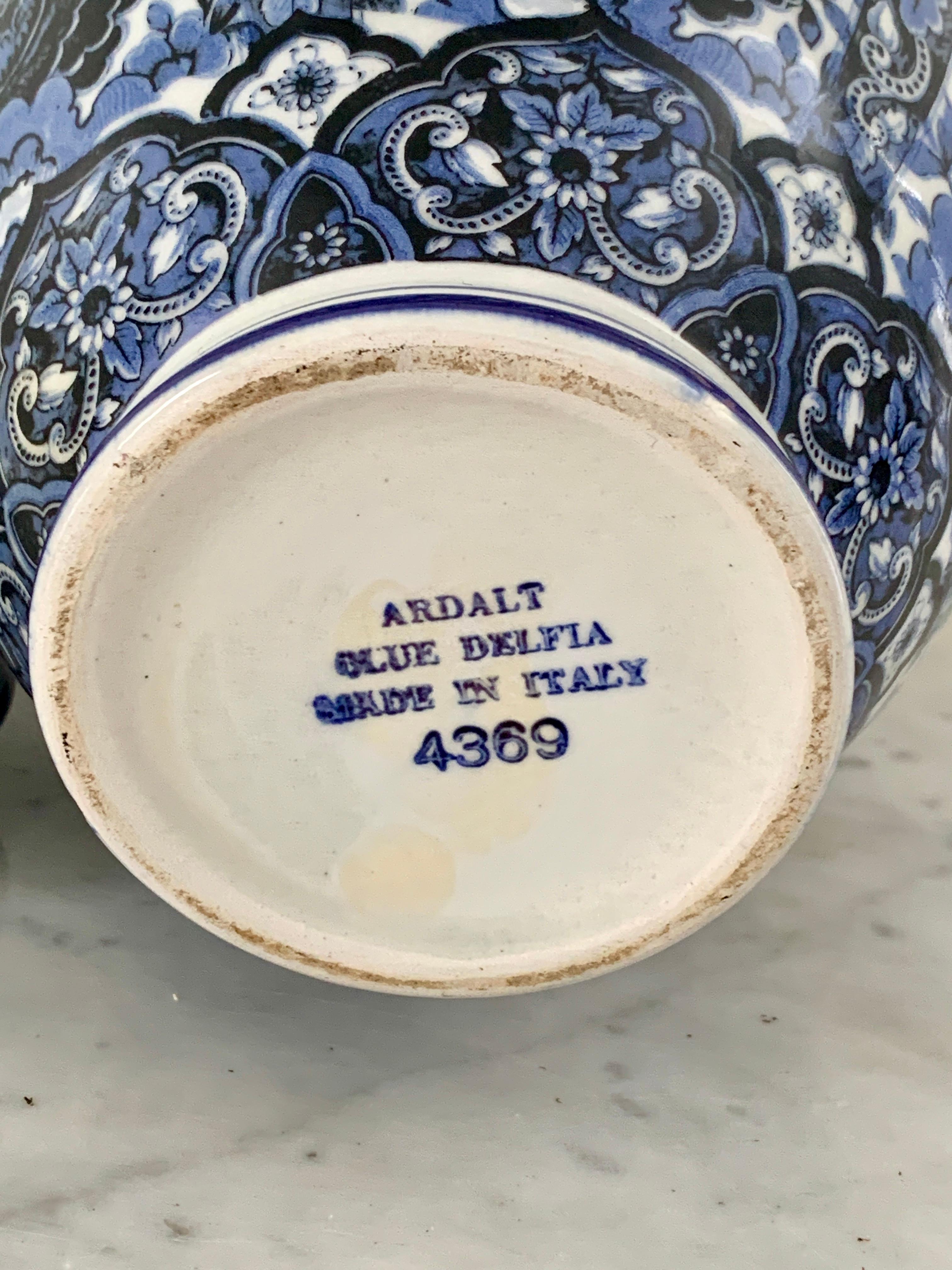 Jarra de jengibre de porcelana Chinoiserie azul y blanca de Ardalt Blue Delfia en venta 2
