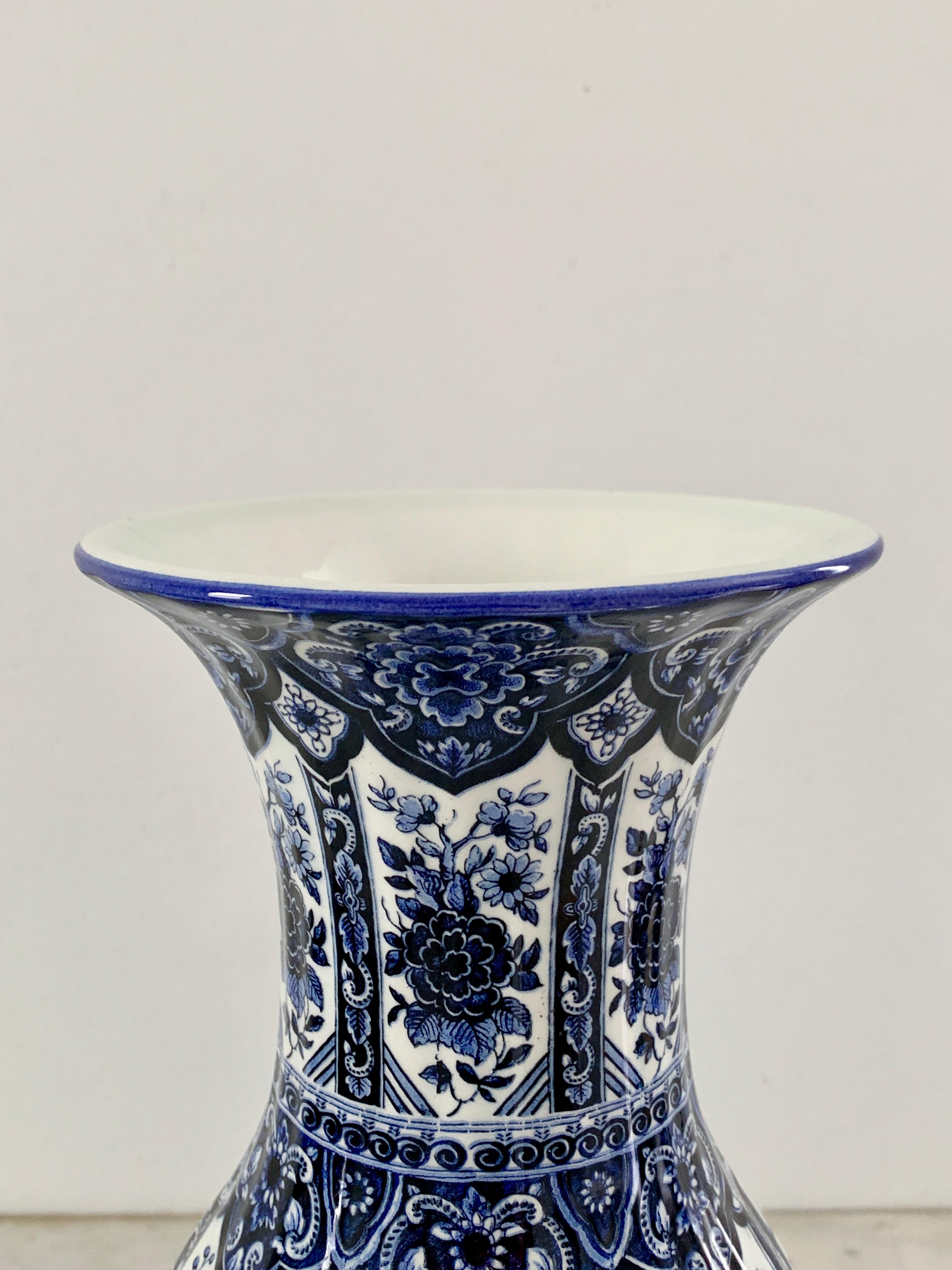 Schöne blau-weiße Porzellanvase im Delfter Chinoiserie-Stil

Von Ardalt, Blaue Delfia

Italien, Mitte des 20. Jahrhunderts

Maße: B 5