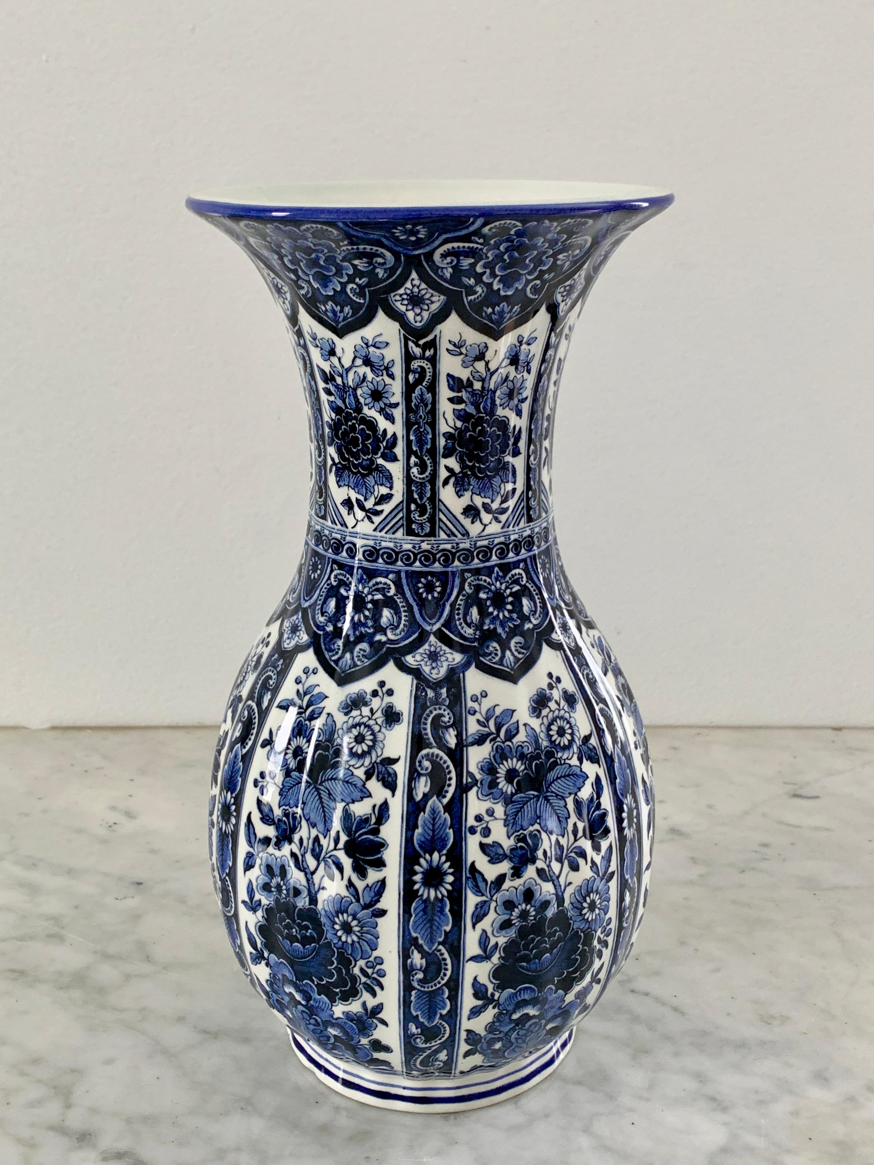 italien Vase en porcelaine de Delfts de style chinoiseries bleu et blanc en vente