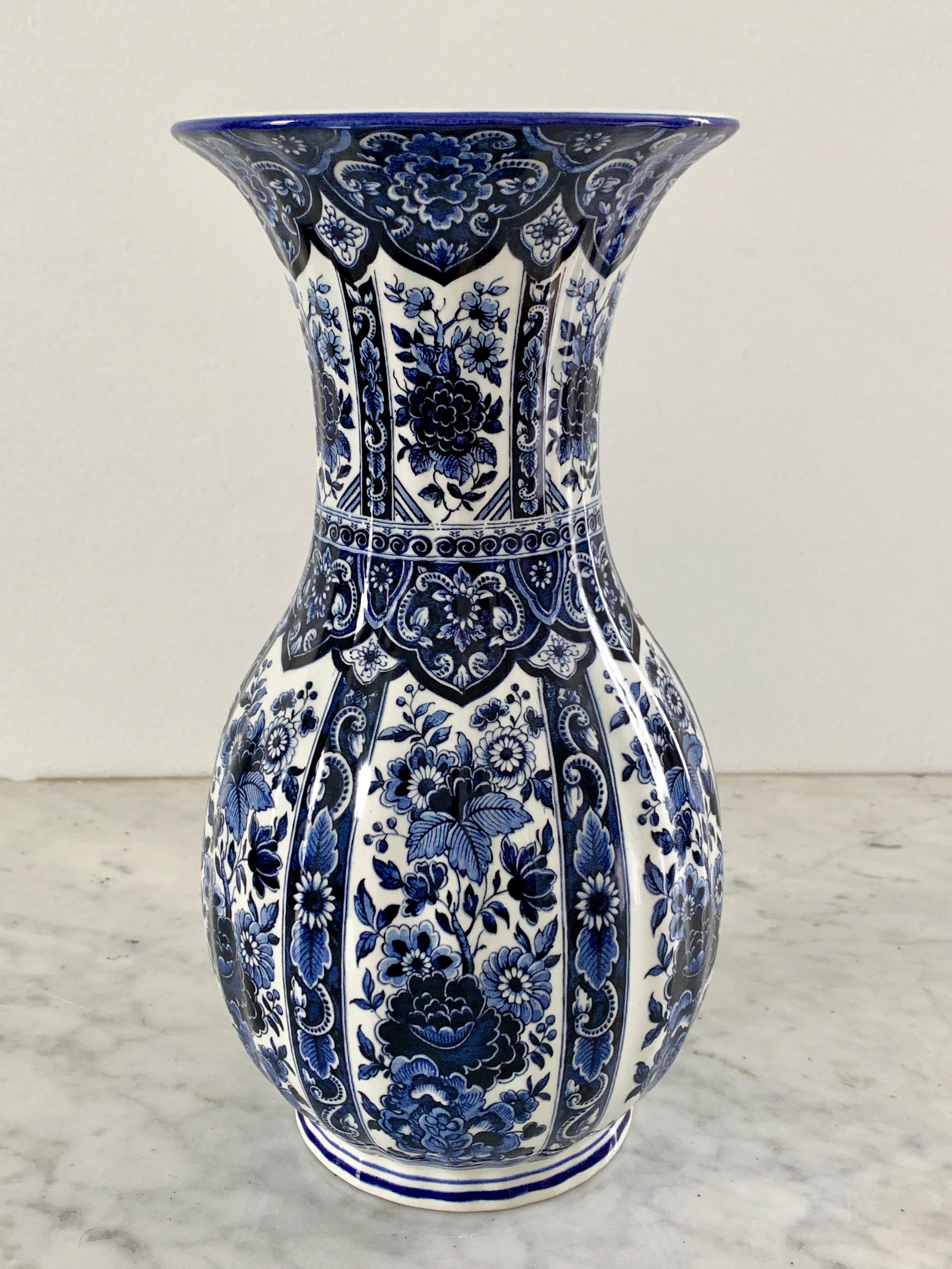 20th Century Delfts Blue and White Chinoiserie Porcelain Vase For Sale