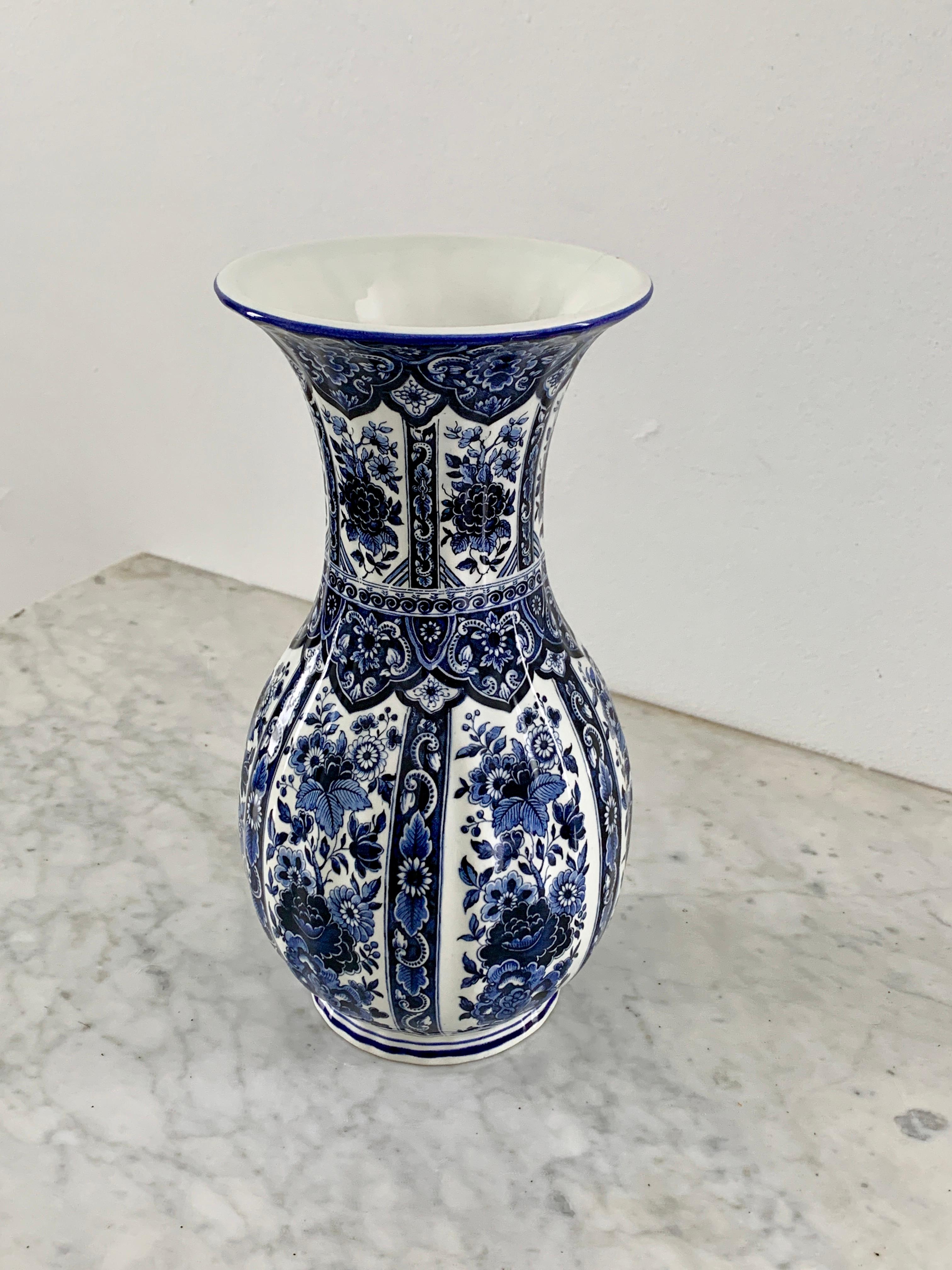 20ième siècle Vase en porcelaine de Delfts de style chinoiseries bleu et blanc en vente