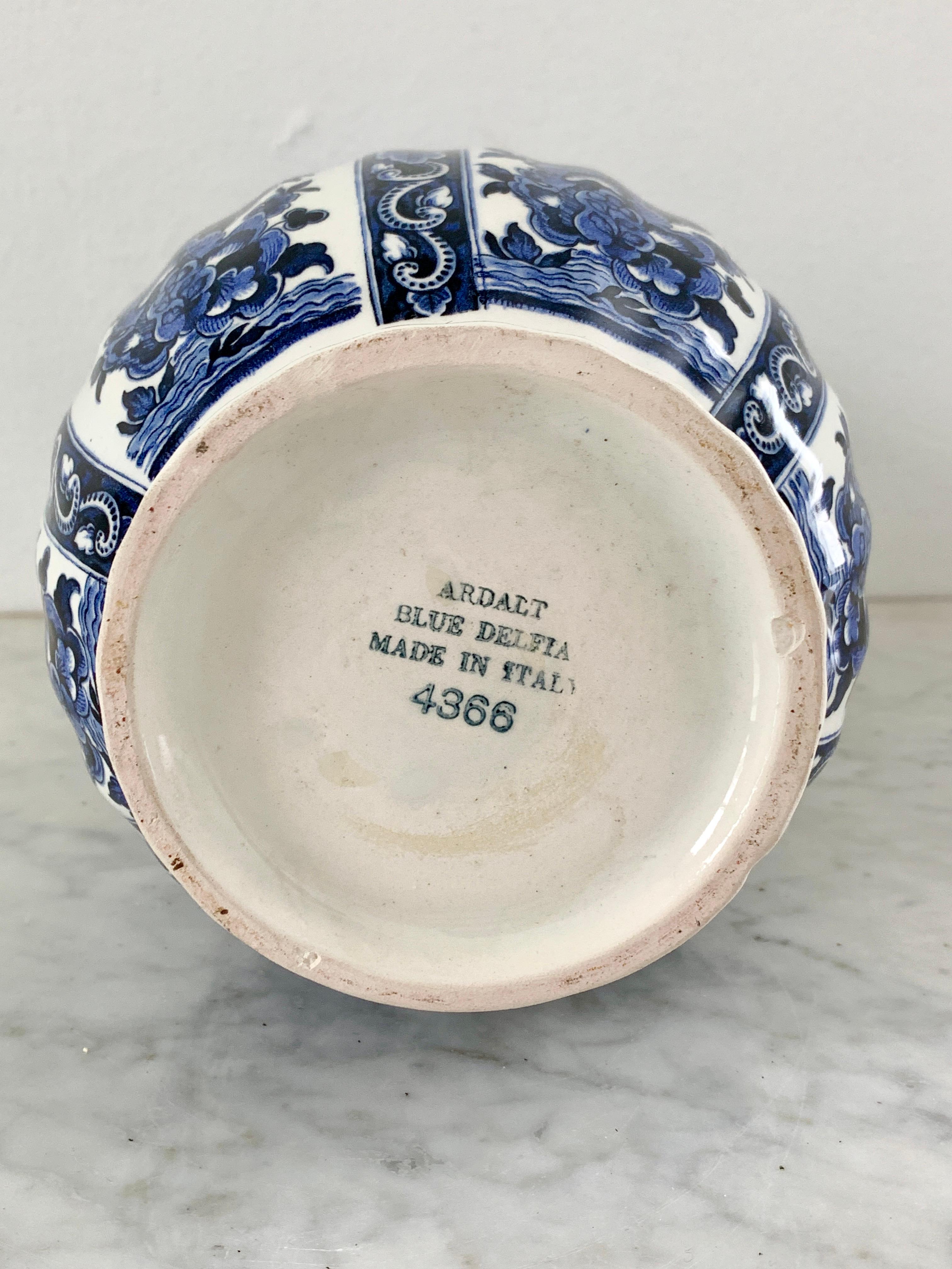 Vase en porcelaine de Delfts de style chinoiseries bleu et blanc en vente 1