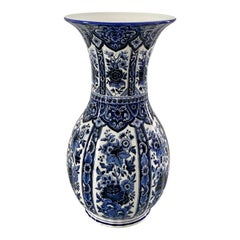Delfts Blau-weiße Porzellanvase mit Chinoiserie