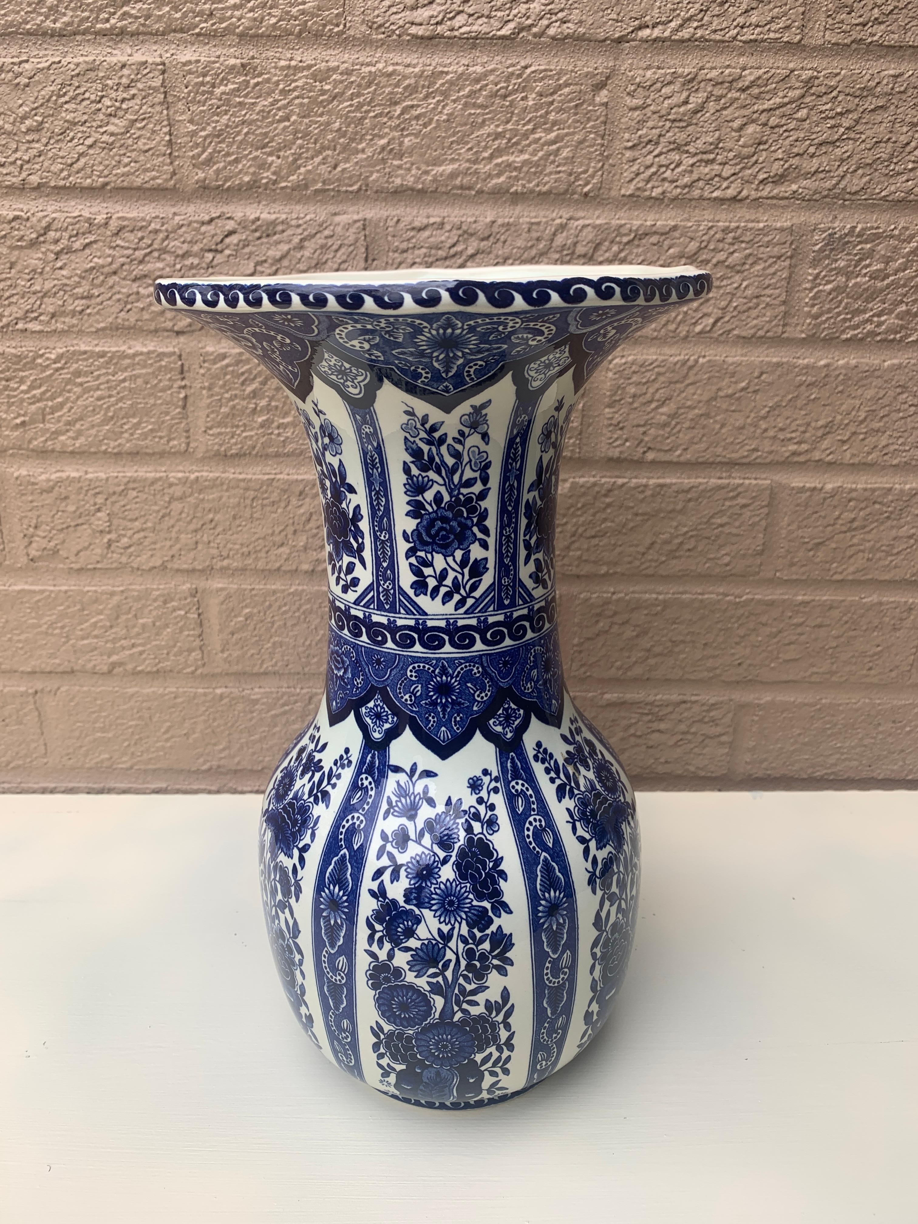 Uno splendido vaso in porcellana bianca e blu con un labbro arricciato

Di Royal Delfts per Royal Sphinx di Boch

Olanda, circa metà del XX secolo

Misure: 6