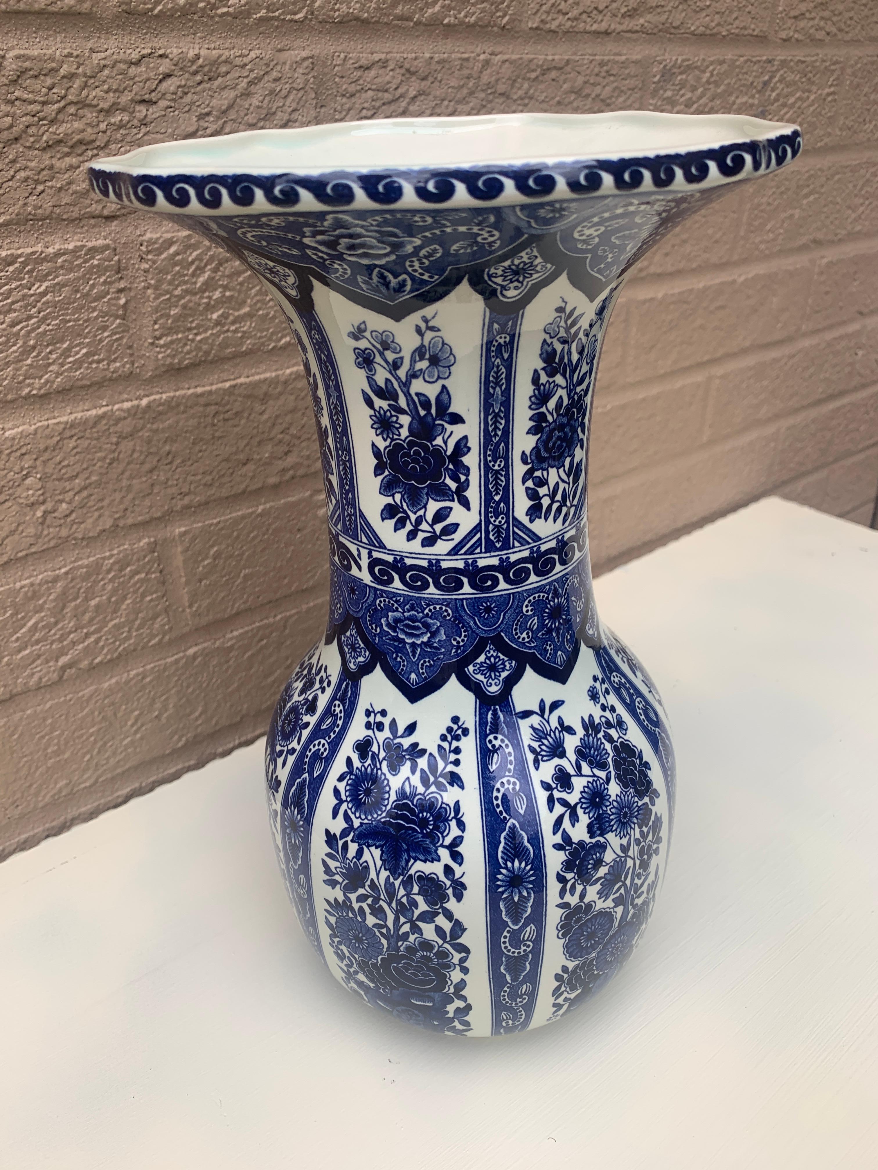 Olandese Vaso in porcellana Royal Delfts Sphinx by Boch blu e bianco in vendita