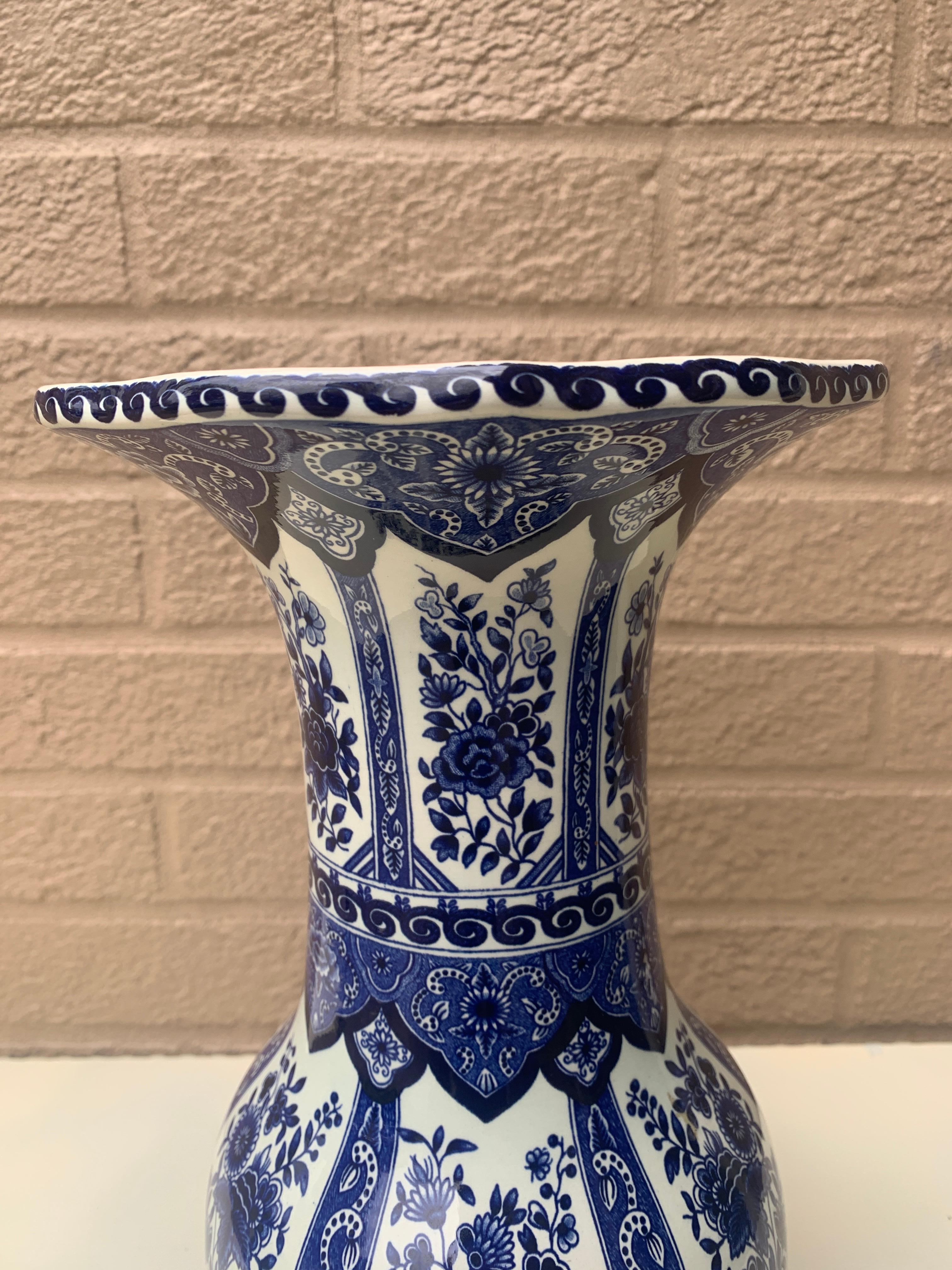 Vaso in porcellana Royal Delfts Sphinx by Boch blu e bianco In condizioni buone in vendita a Elkhart, IN