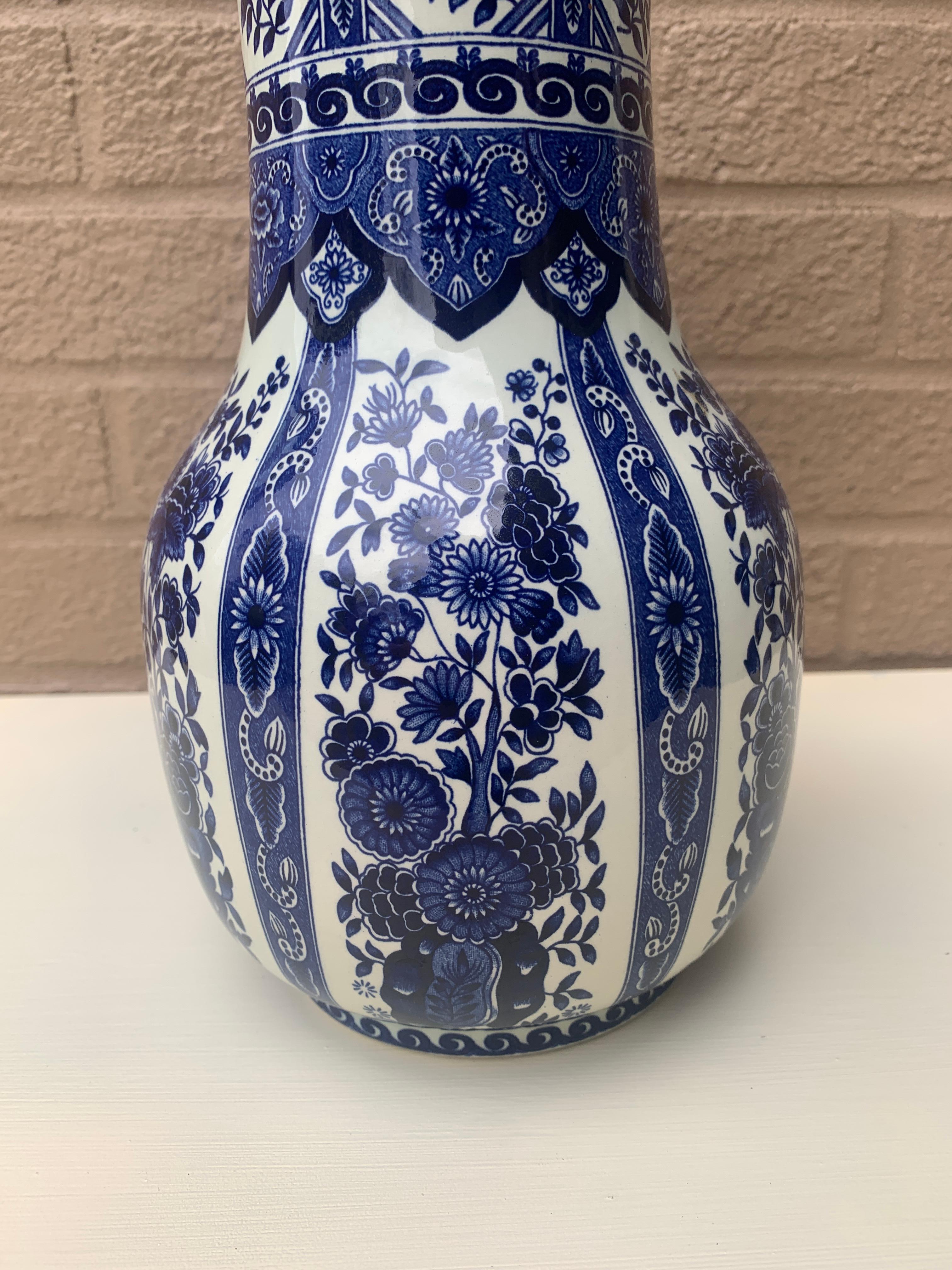 XX secolo Vaso in porcellana Royal Delfts Sphinx by Boch blu e bianco in vendita