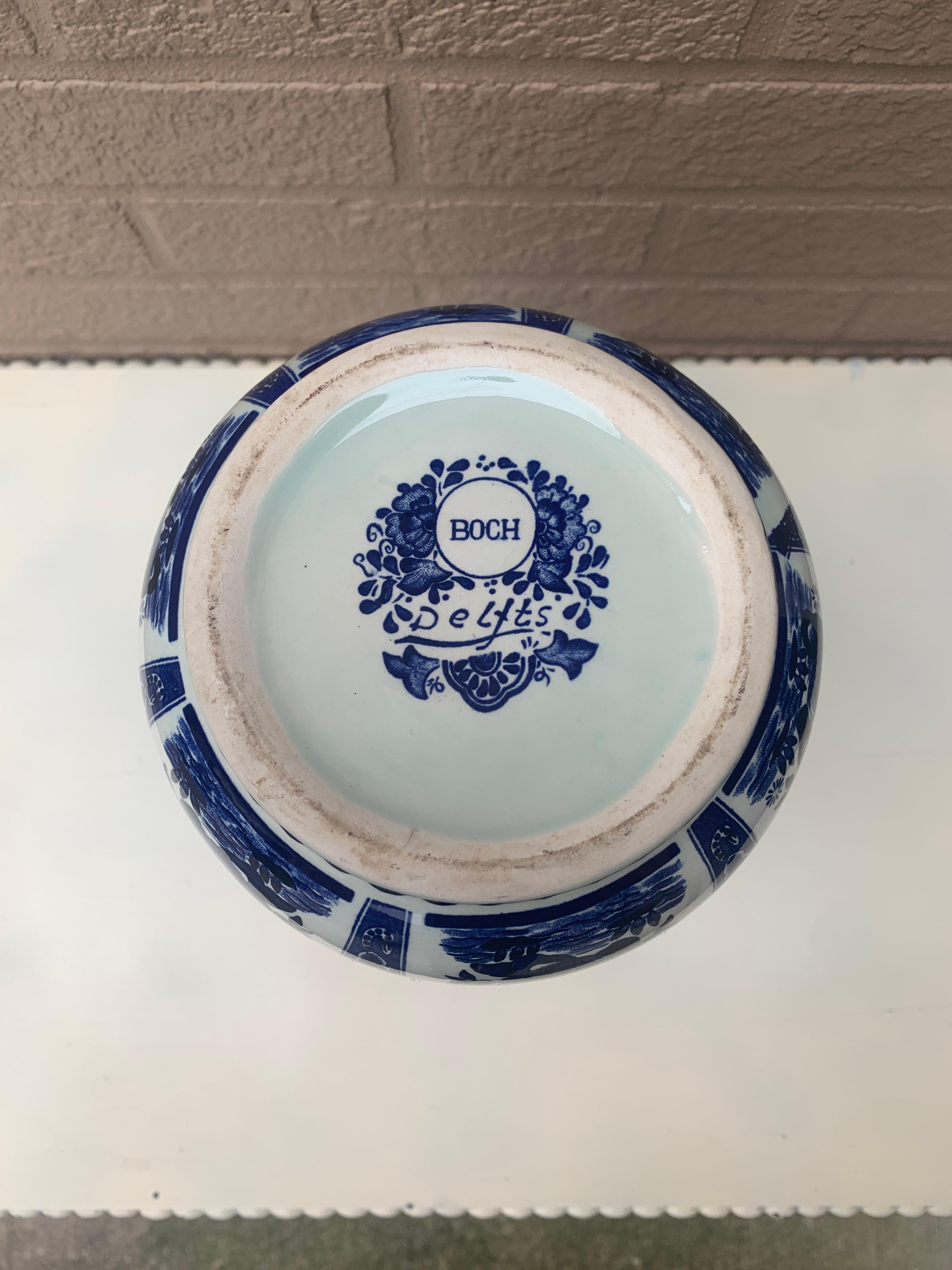 Vaso in porcellana Royal Delfts Sphinx by Boch blu e bianco in vendita 1