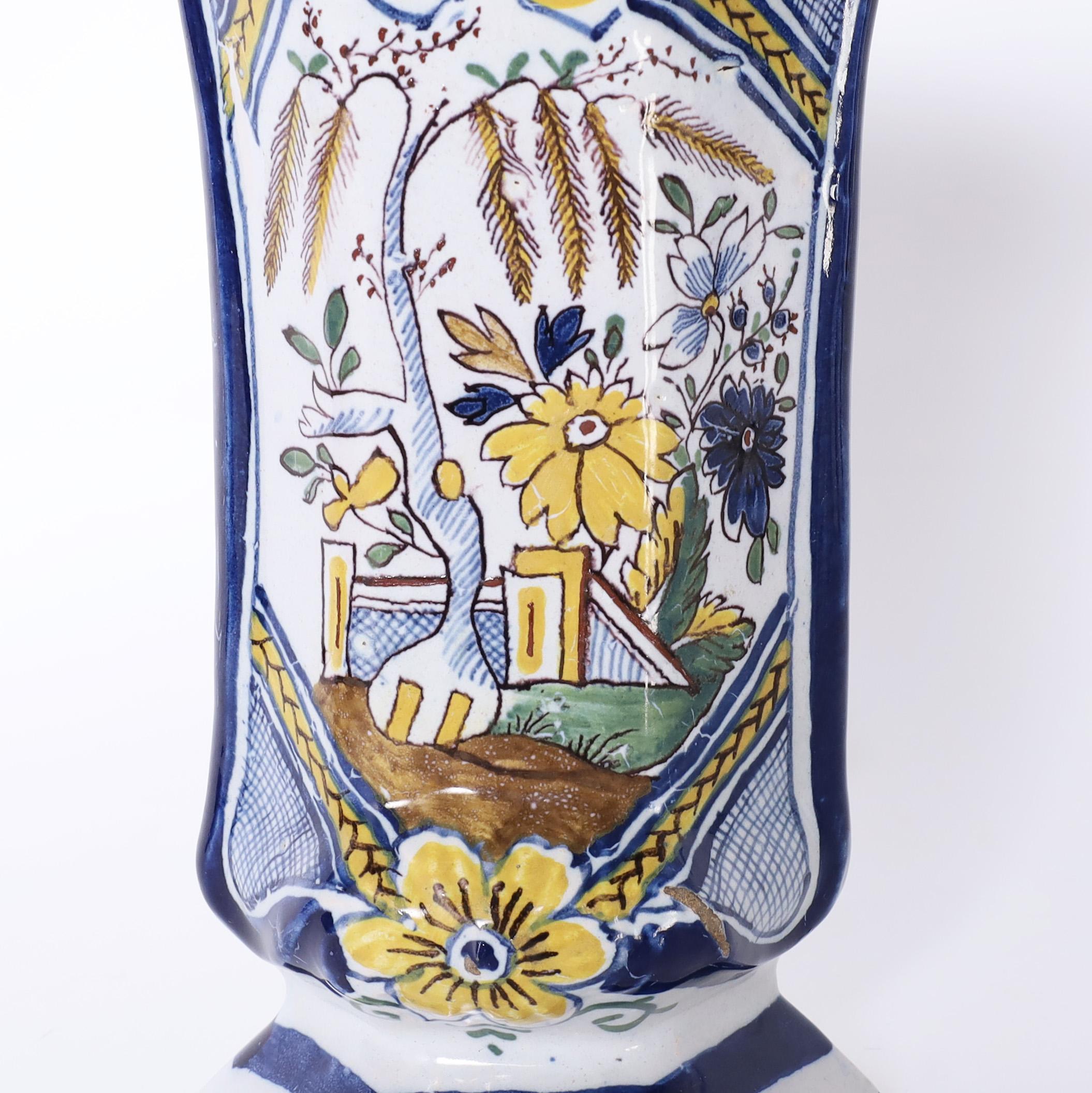 Delftware-Gruppe von fünf antiken niederländischen Urnen und Vasen im Angebot 1
