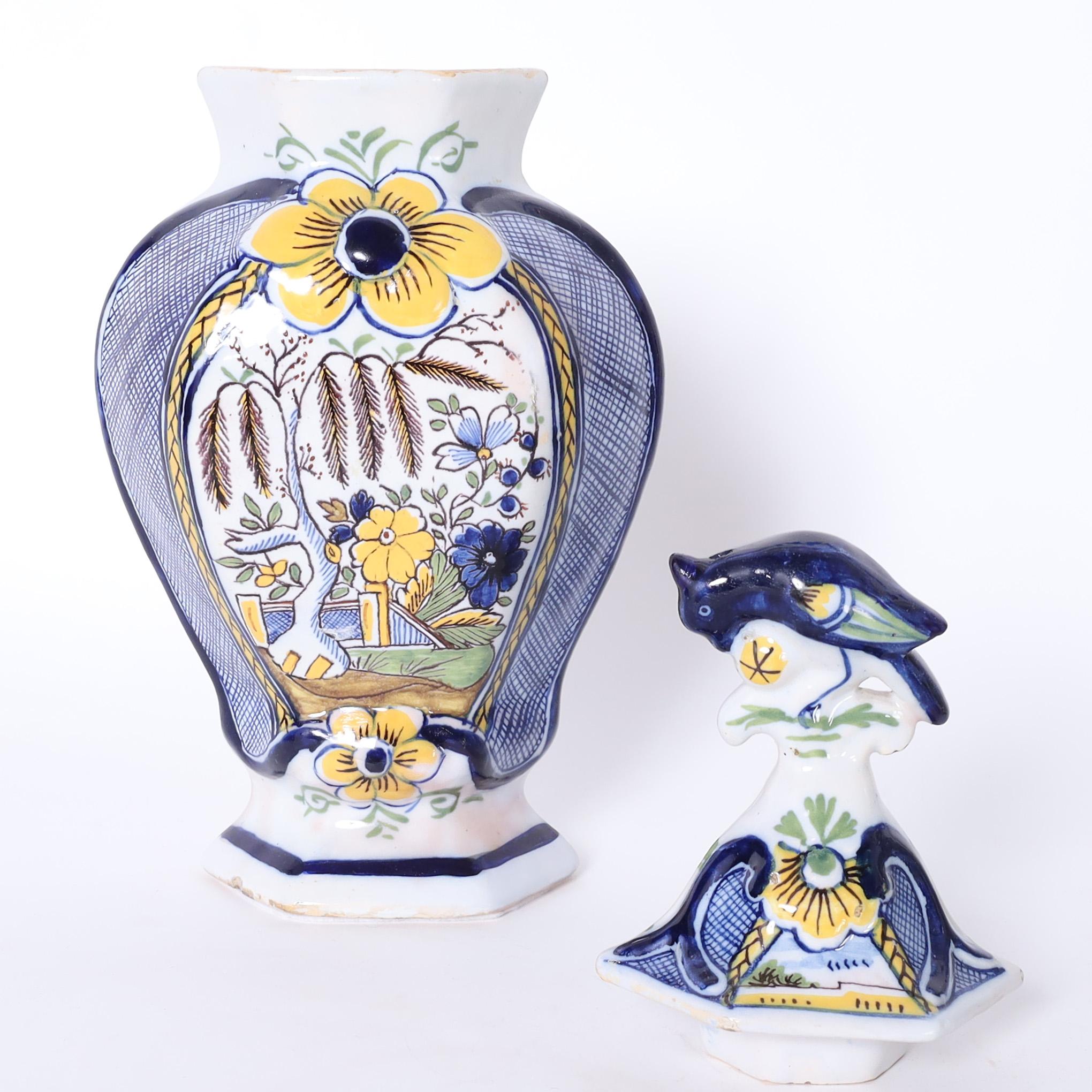 Delftware-Gruppe von fünf antiken niederländischen Urnen und Vasen im Angebot 2