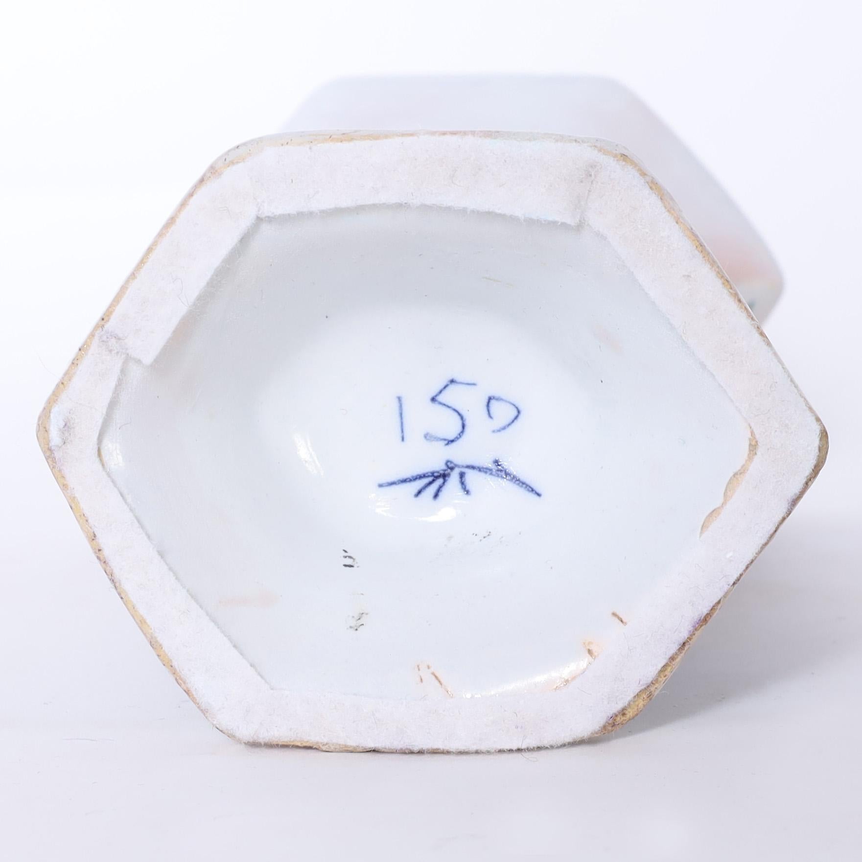 Delftware-Gruppe von fünf antiken niederländischen Urnen und Vasen im Angebot 3