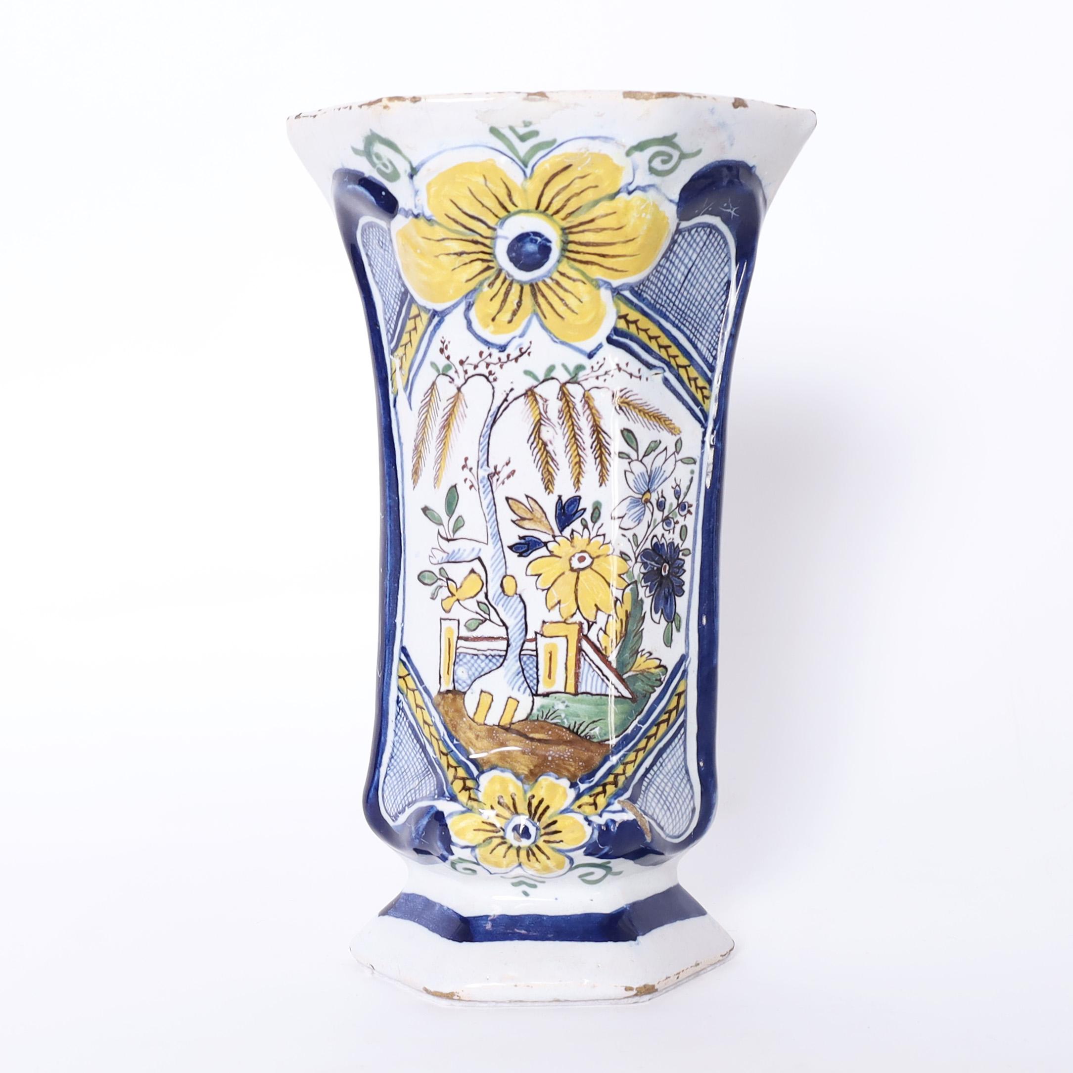 Delftware-Gruppe von fünf antiken niederländischen Urnen und Vasen (Polychromiert) im Angebot