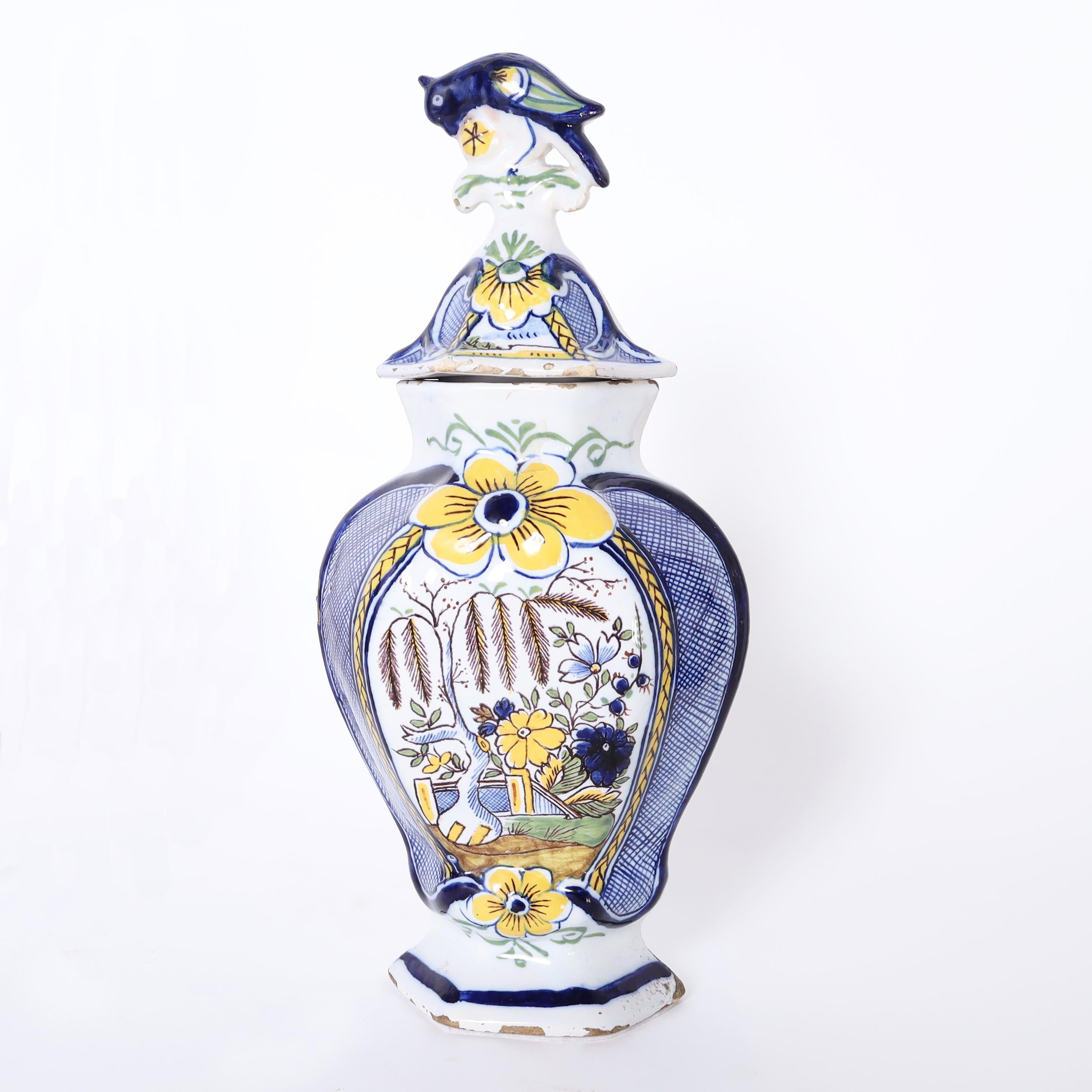 Delftware-Gruppe von fünf antiken niederländischen Urnen und Vasen im Zustand „Gut“ im Angebot in Palm Beach, FL