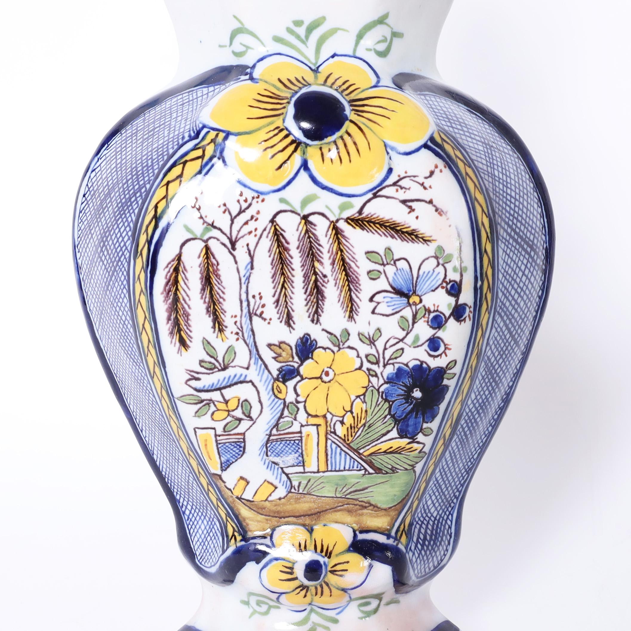 Delftware-Gruppe von fünf antiken niederländischen Urnen und Vasen (Terrakotta) im Angebot