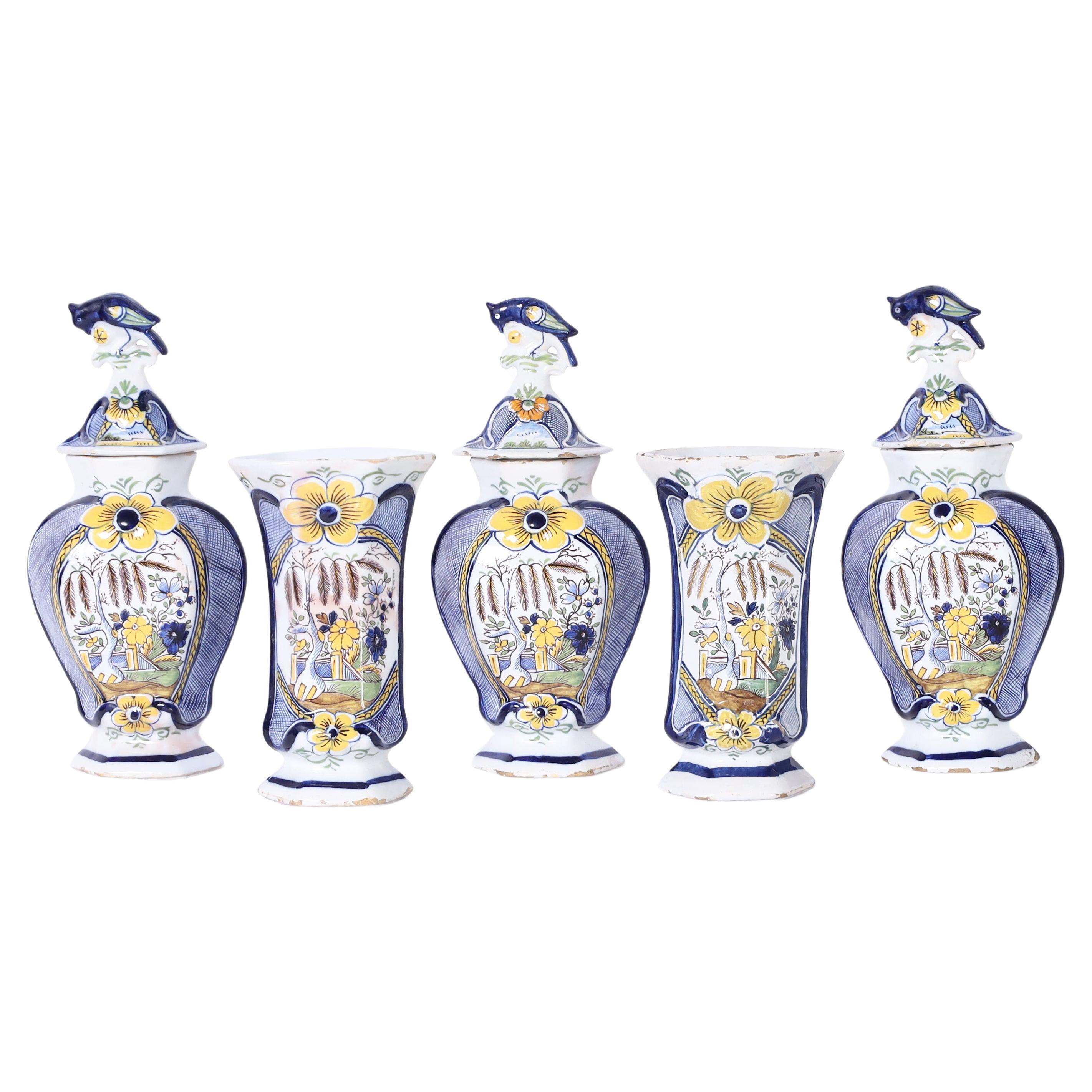 Delftware-Gruppe von fünf antiken niederländischen Urnen und Vasen